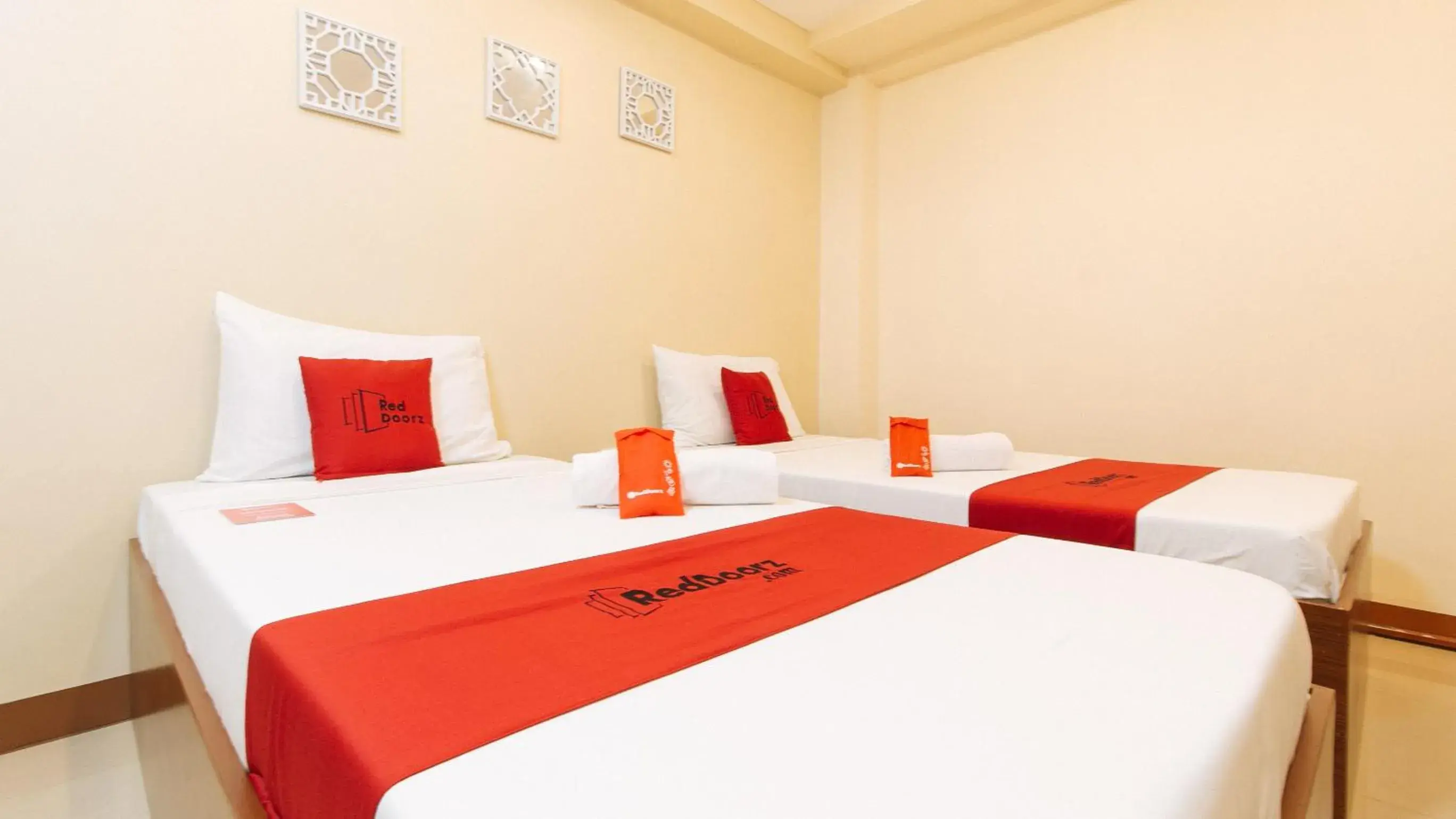 Bed in RedDoorz Plus near Uptown BGC Mall Bed in RedDoorz Plus near Uptown BGC Mall
