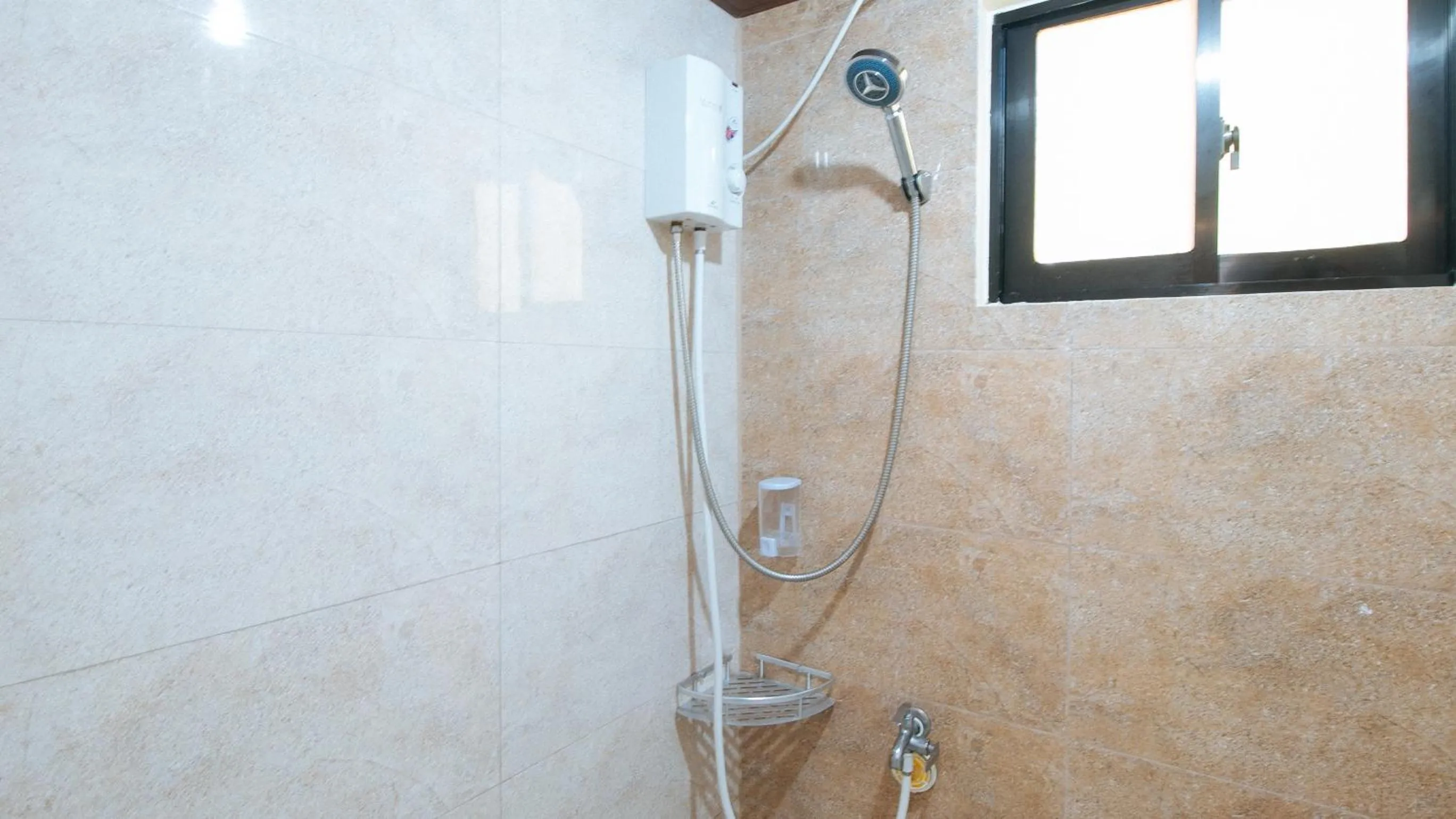 Shower in RedDoorz Plus near Uptown BGC Mall