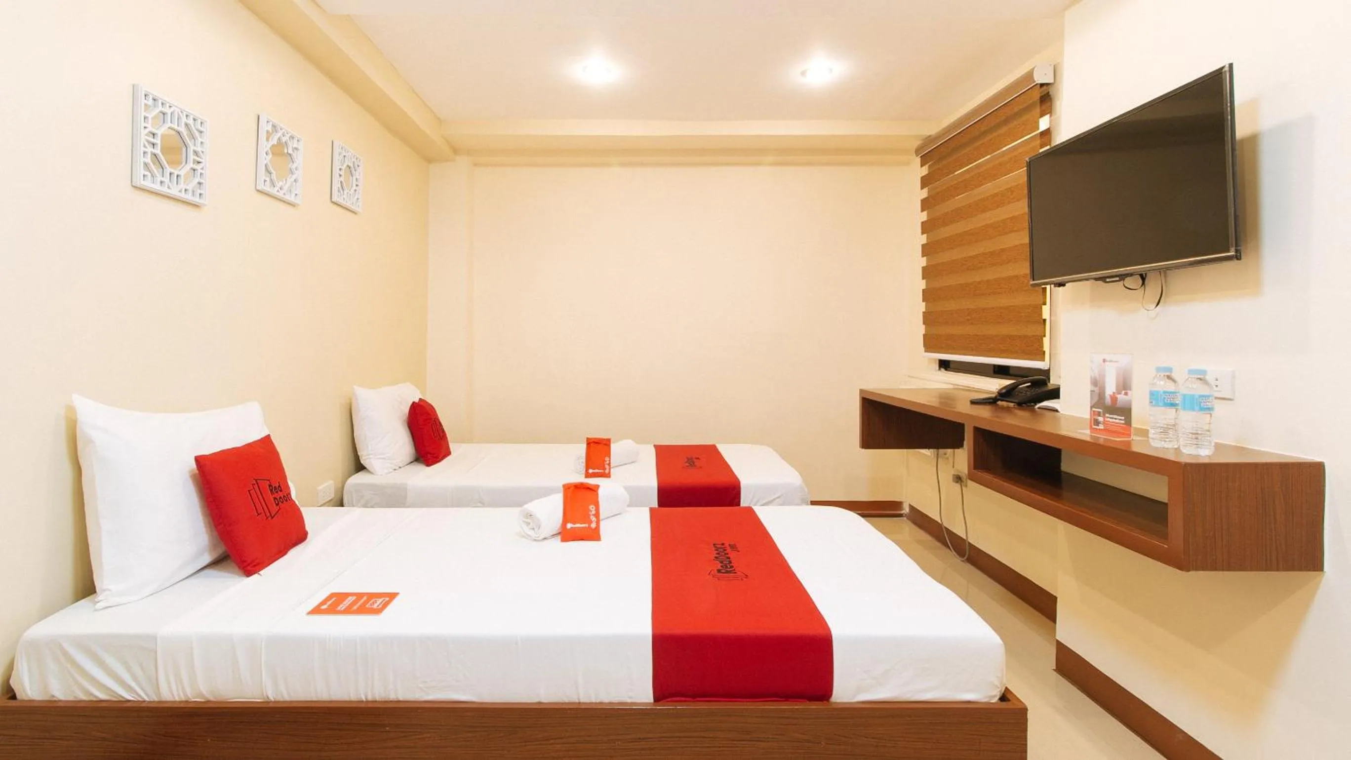 Bed in RedDoorz Plus near Uptown BGC Mall
