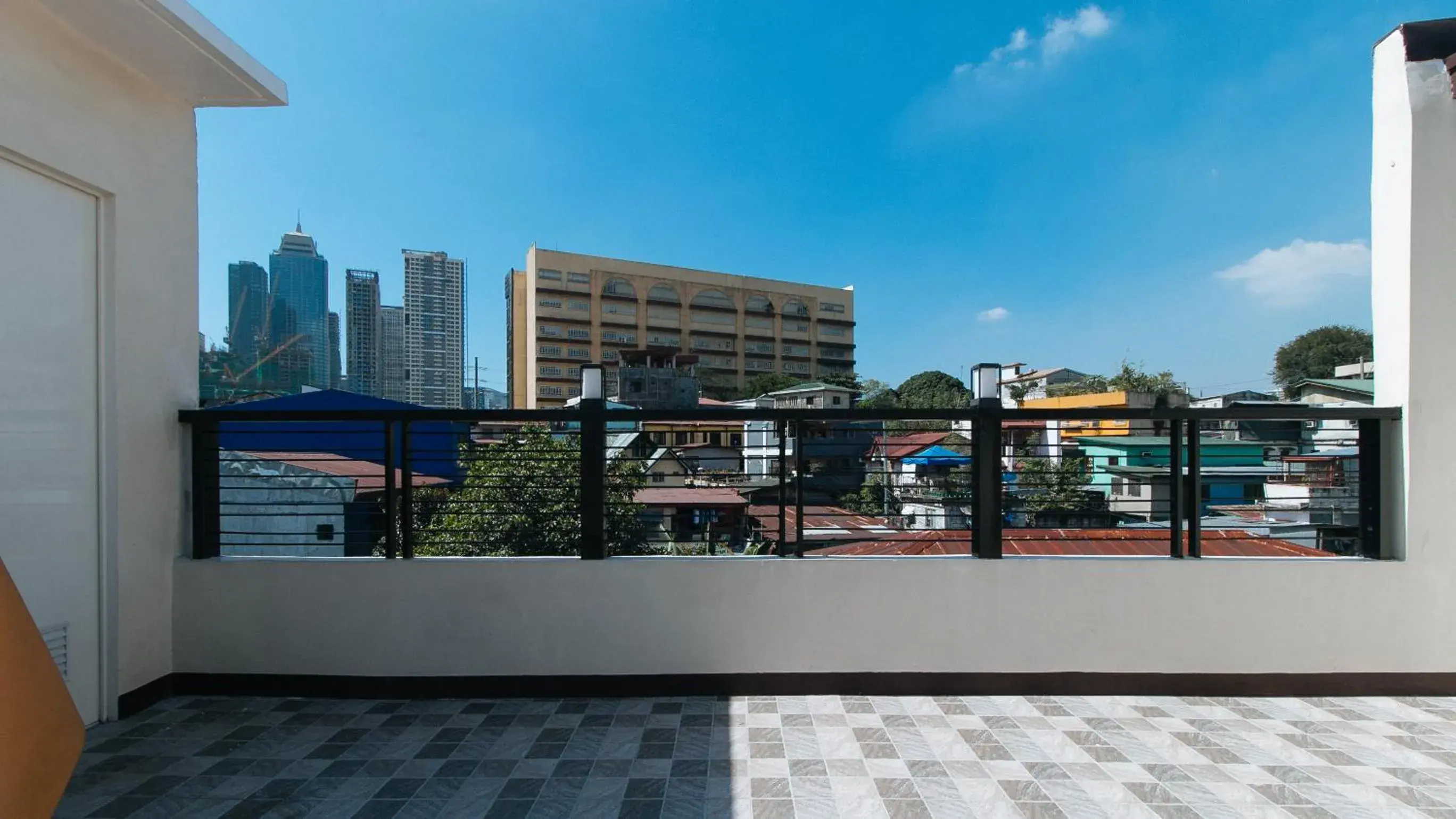 Day in RedDoorz Plus near Uptown BGC Mall Day in RedDoorz Plus near Uptown BGC Mall