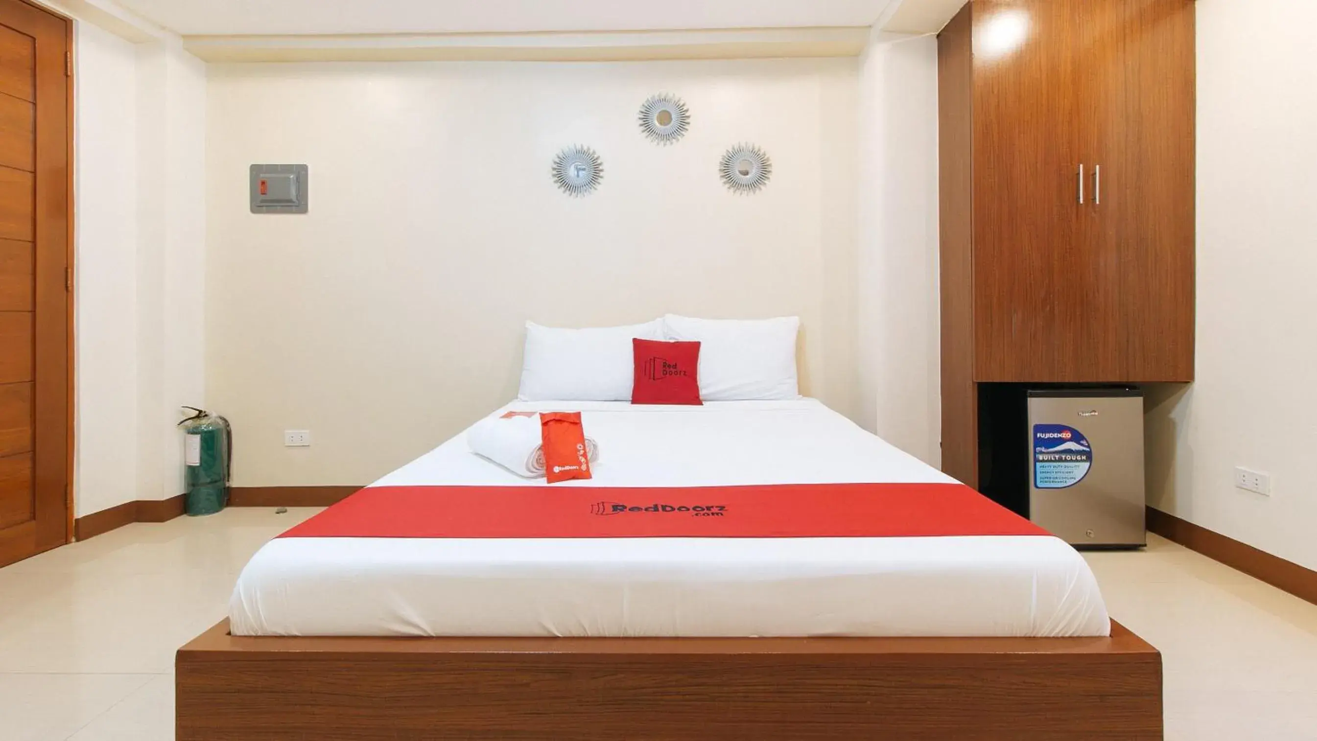 Bed in RedDoorz Plus near Uptown BGC Mall Bed in RedDoorz Plus near Uptown BGC Mall