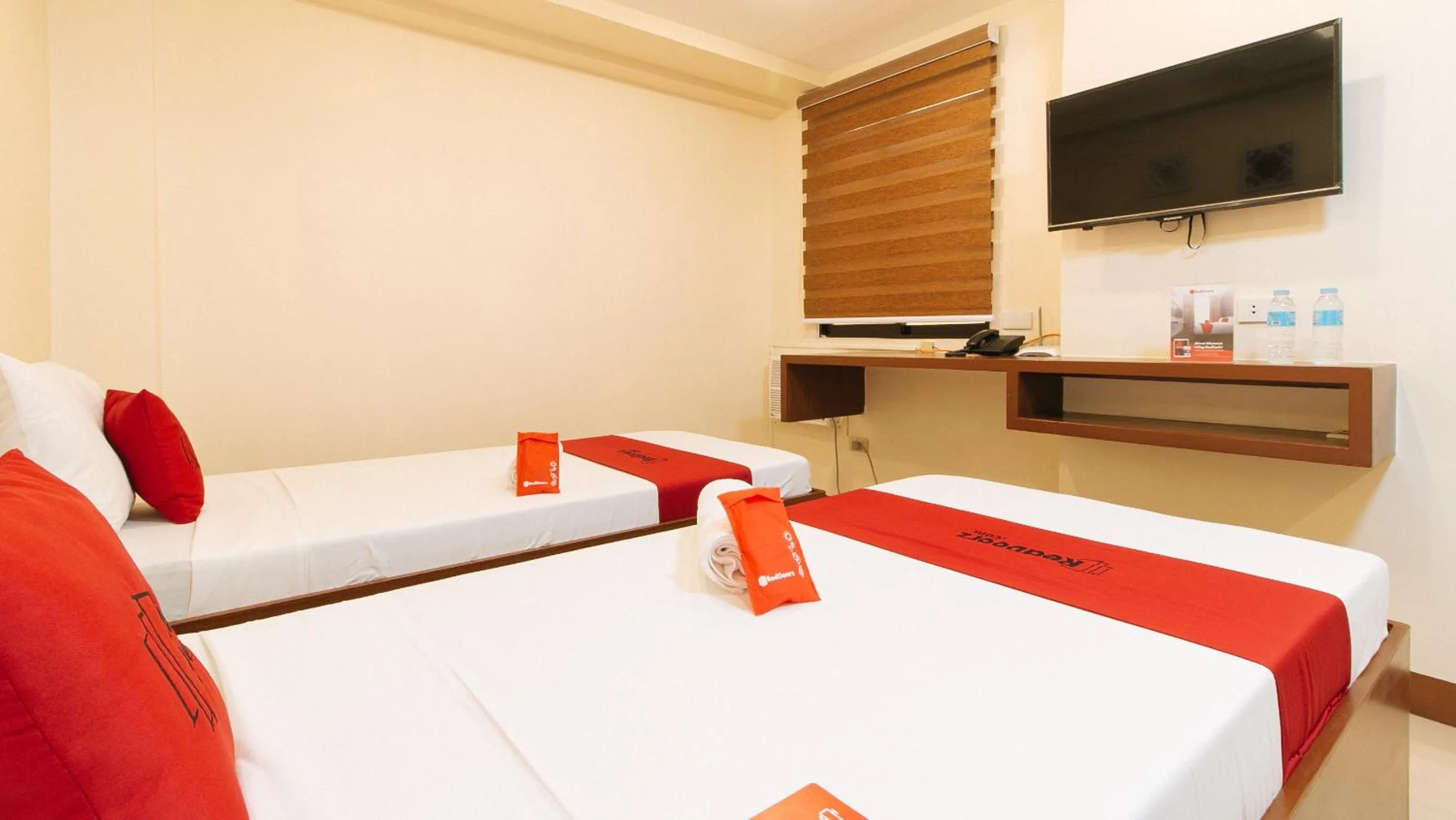 Bed in RedDoorz Plus near Uptown BGC Mall