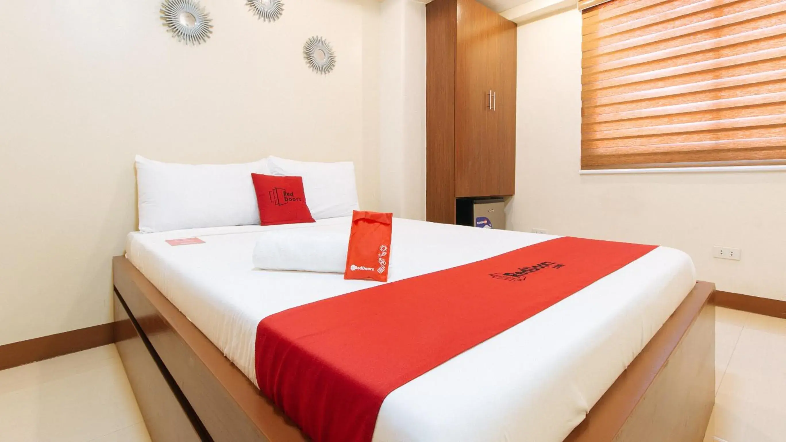 Bed in RedDoorz Plus near Uptown BGC Mall Bed in RedDoorz Plus near Uptown BGC Mall