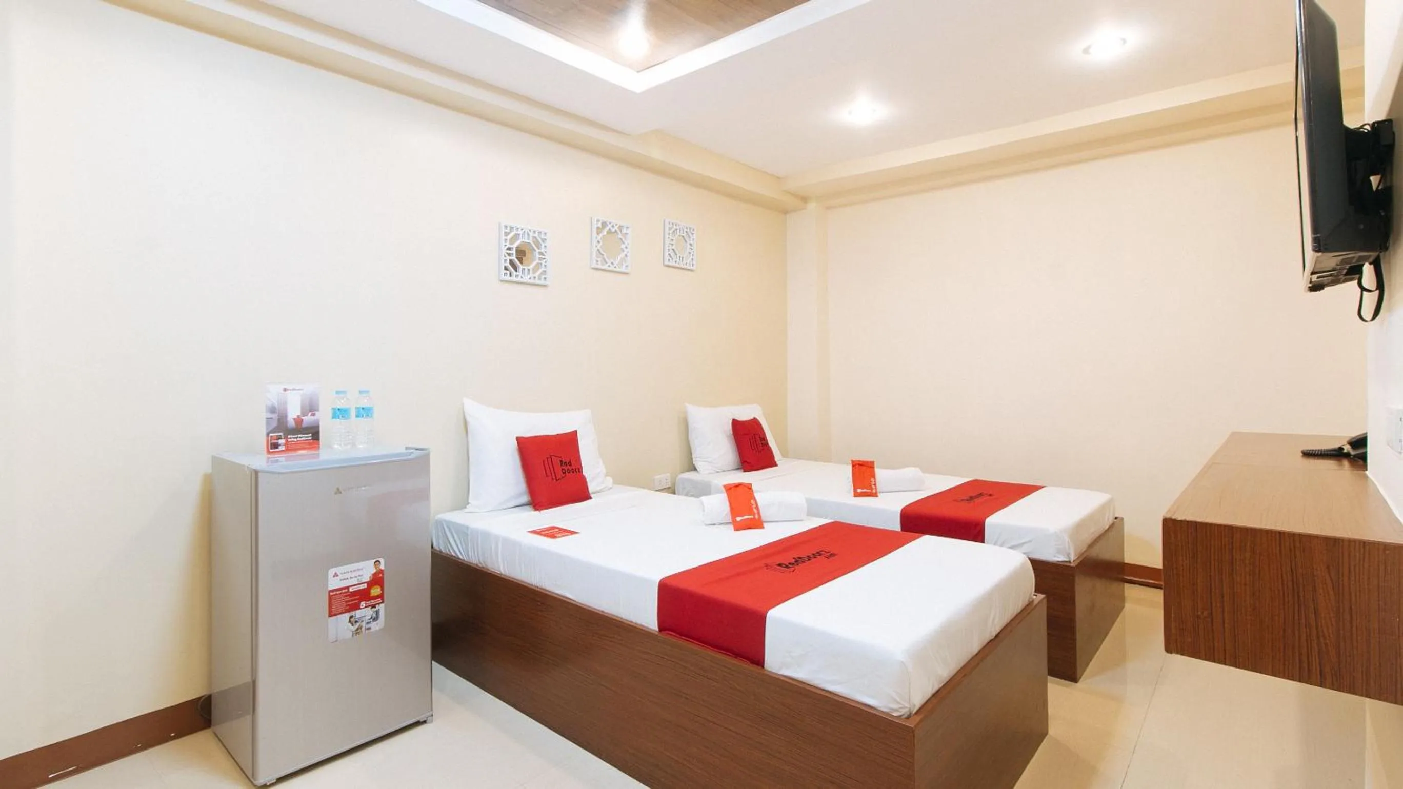 Bed in RedDoorz Plus near Uptown BGC Mall