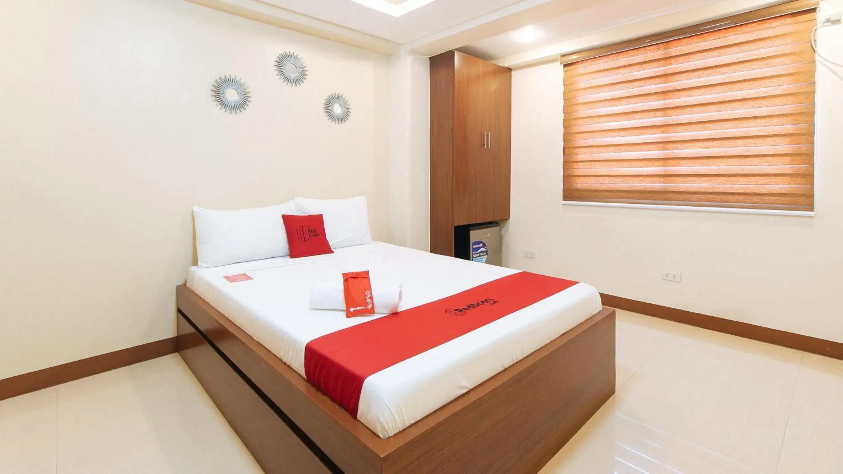 Bed in RedDoorz Plus near Uptown BGC Mall Bed in RedDoorz Plus near Uptown BGC Mall