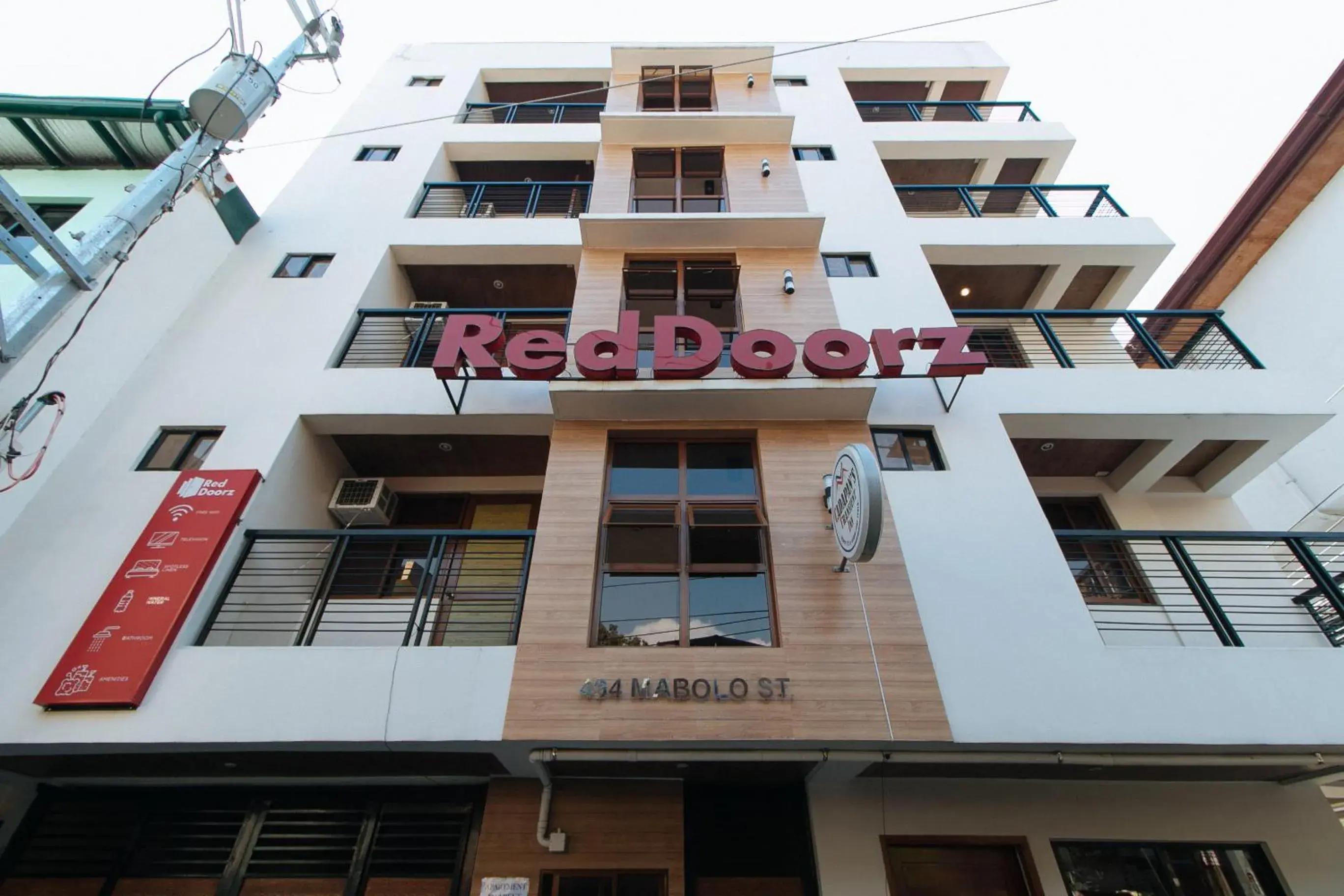 Property building in RedDoorz Plus near Uptown BGC Mall Property building in RedDoorz Plus near Uptown BGC Mall