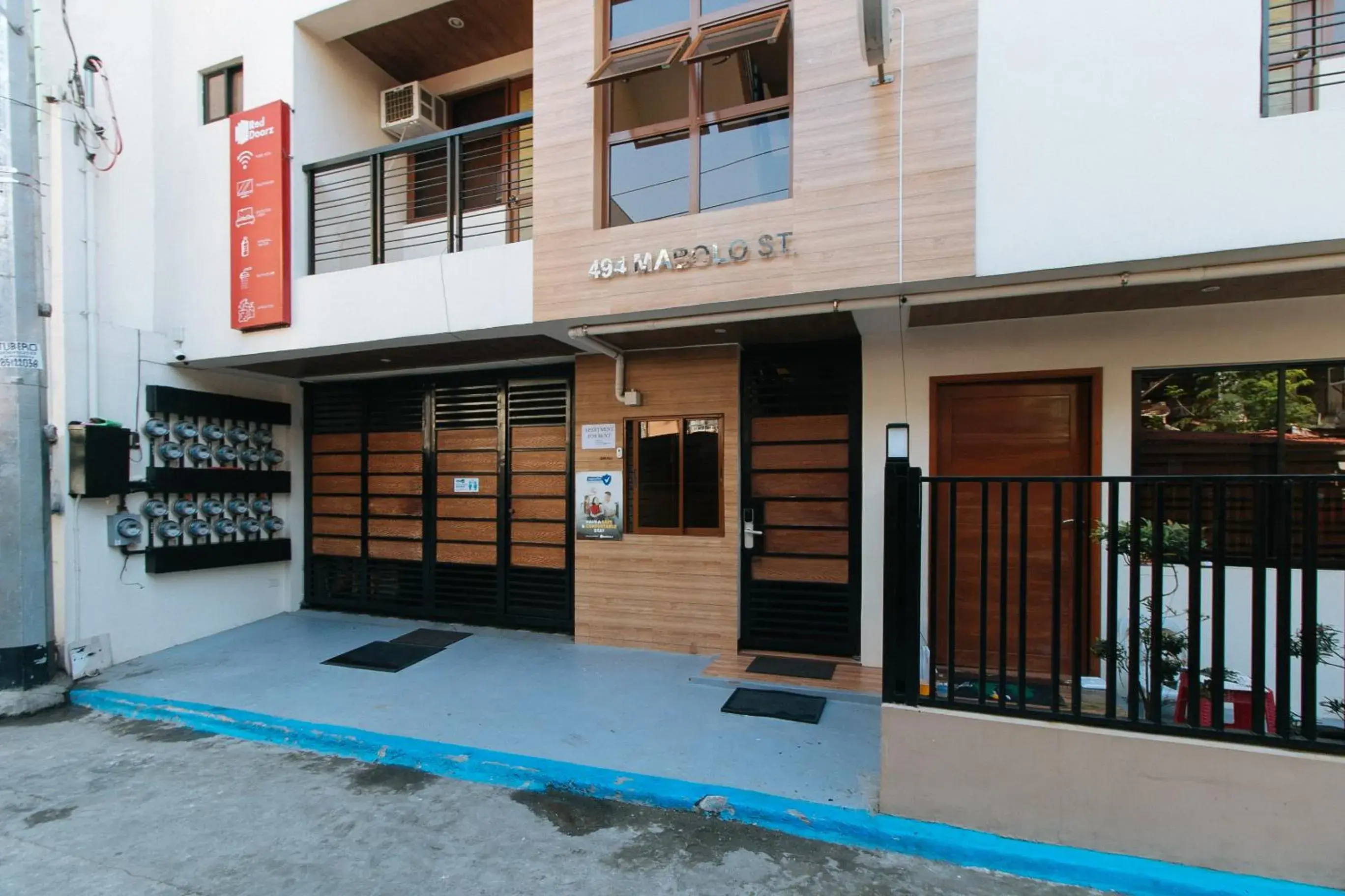 Property building in RedDoorz Plus near Uptown BGC Mall Property building in RedDoorz Plus near Uptown BGC Mall