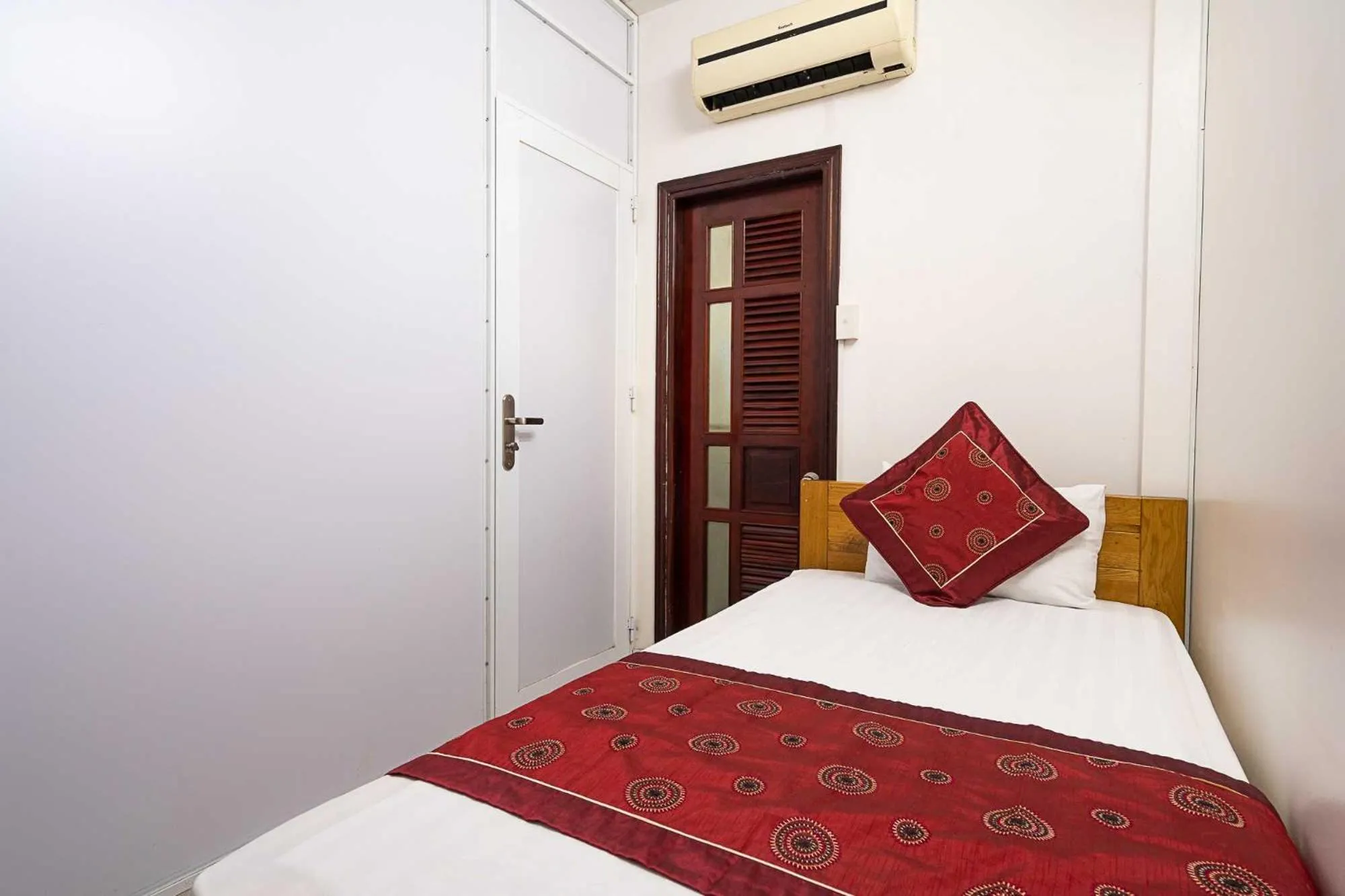 Bed in Collection O Dinh Dinh Hotel - Near Tan Son Nhat Airport