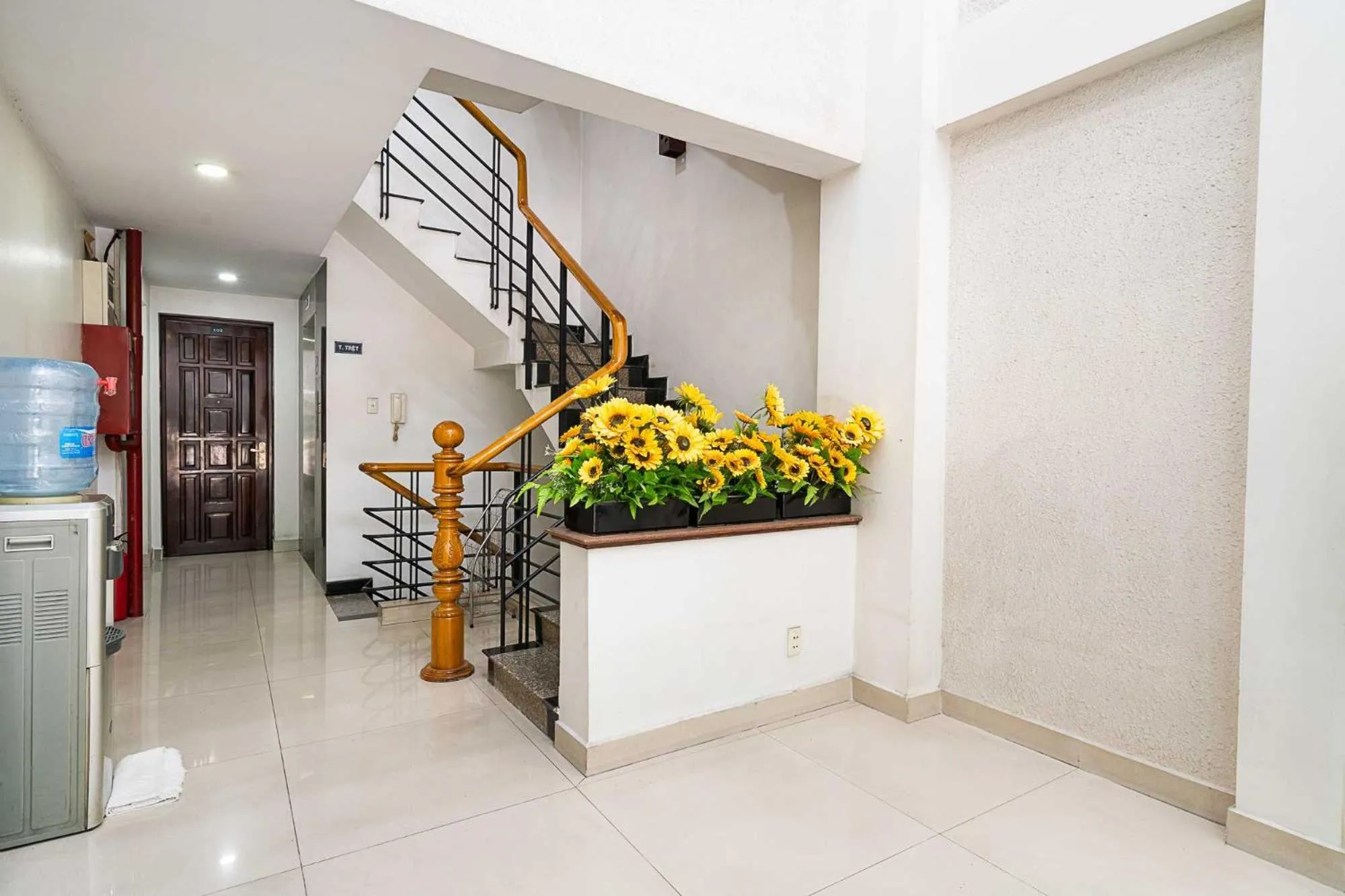 Lobby or reception in Collection O Dinh Dinh Hotel - Near Tan Son Nhat Airport