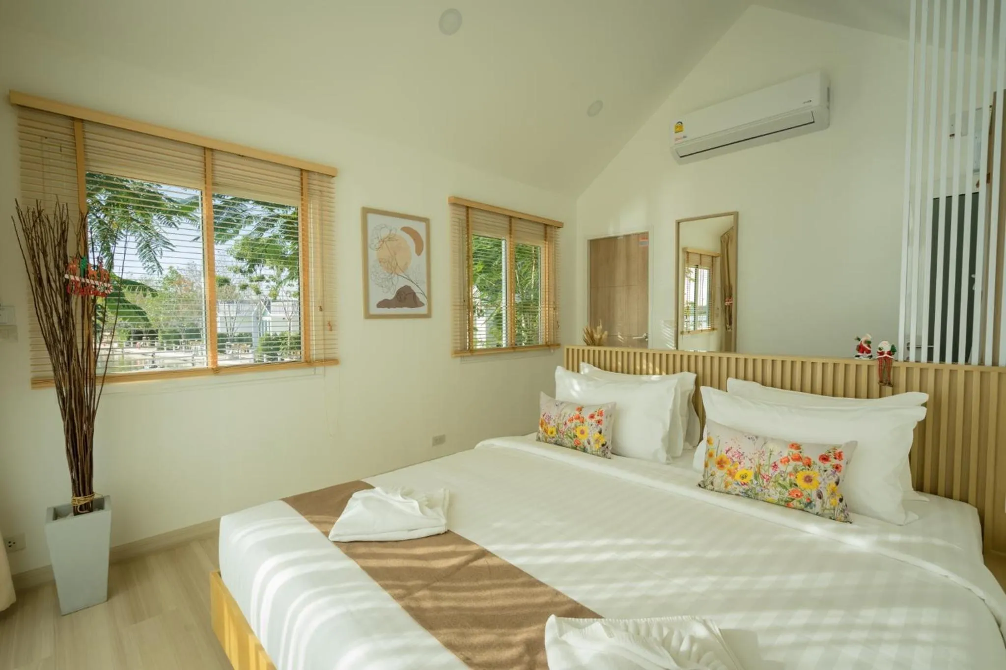 Bed in Saksiam Lakeside Resort