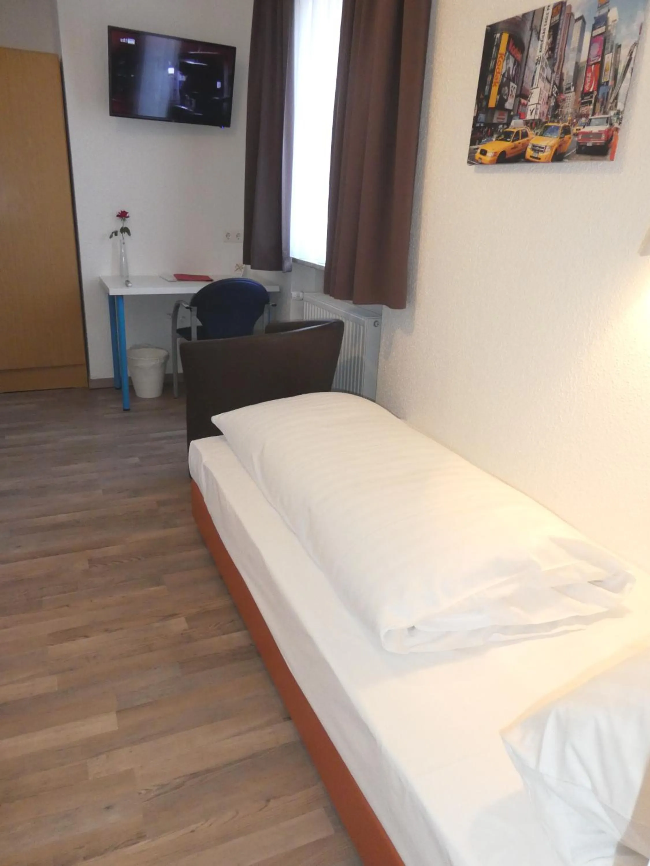 Photo of the whole room, Bed in Hotel Columbus und Glamping