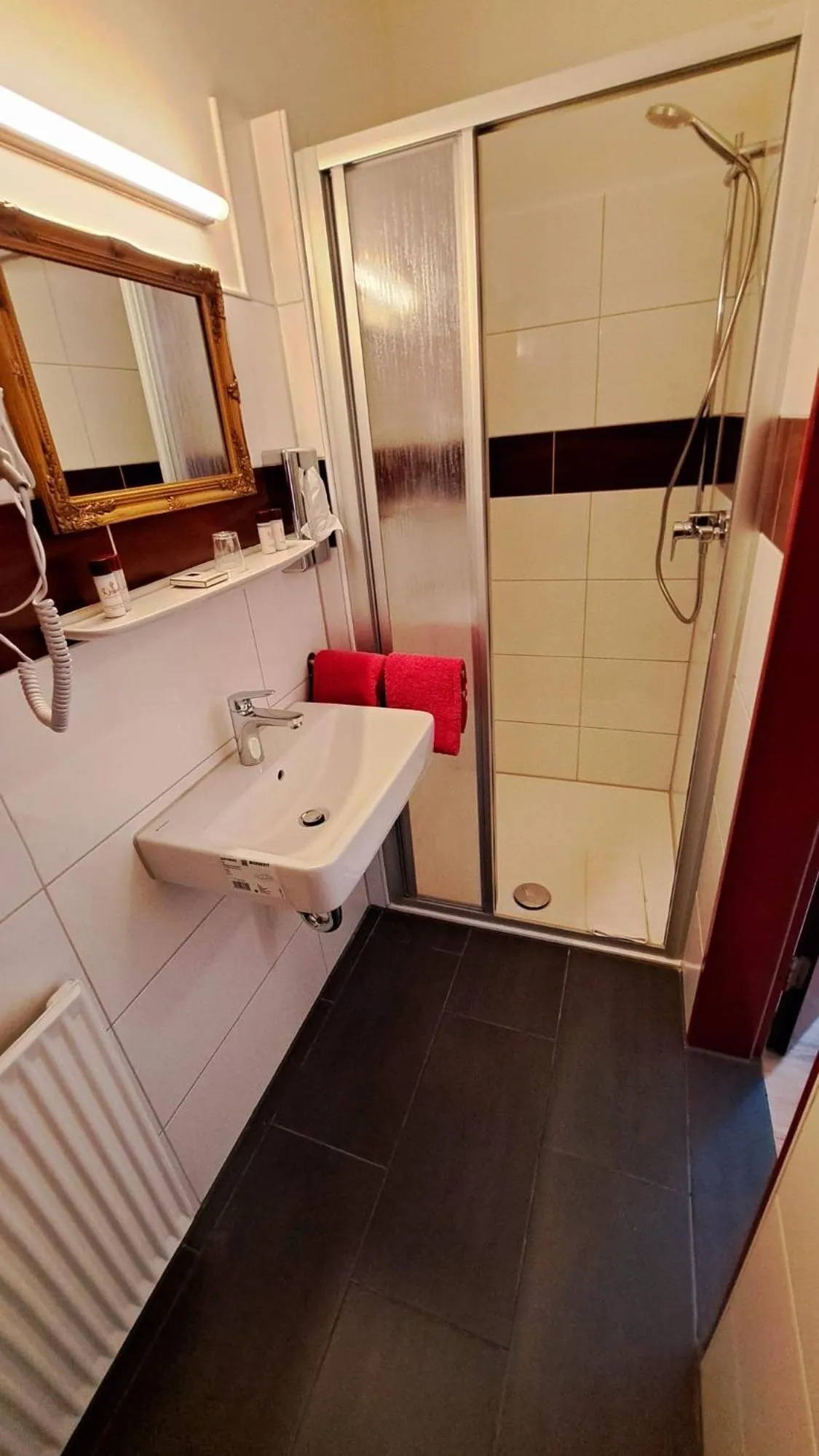 Bathroom in Hotel Columbus und Glamping