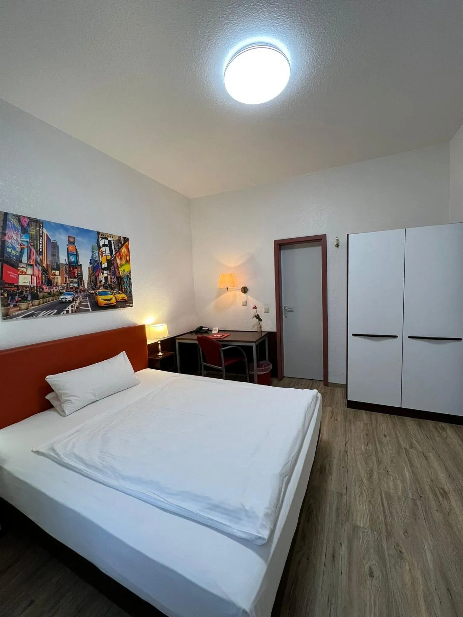 Photo of the whole room, Bed in Hotel Columbus und Glamping