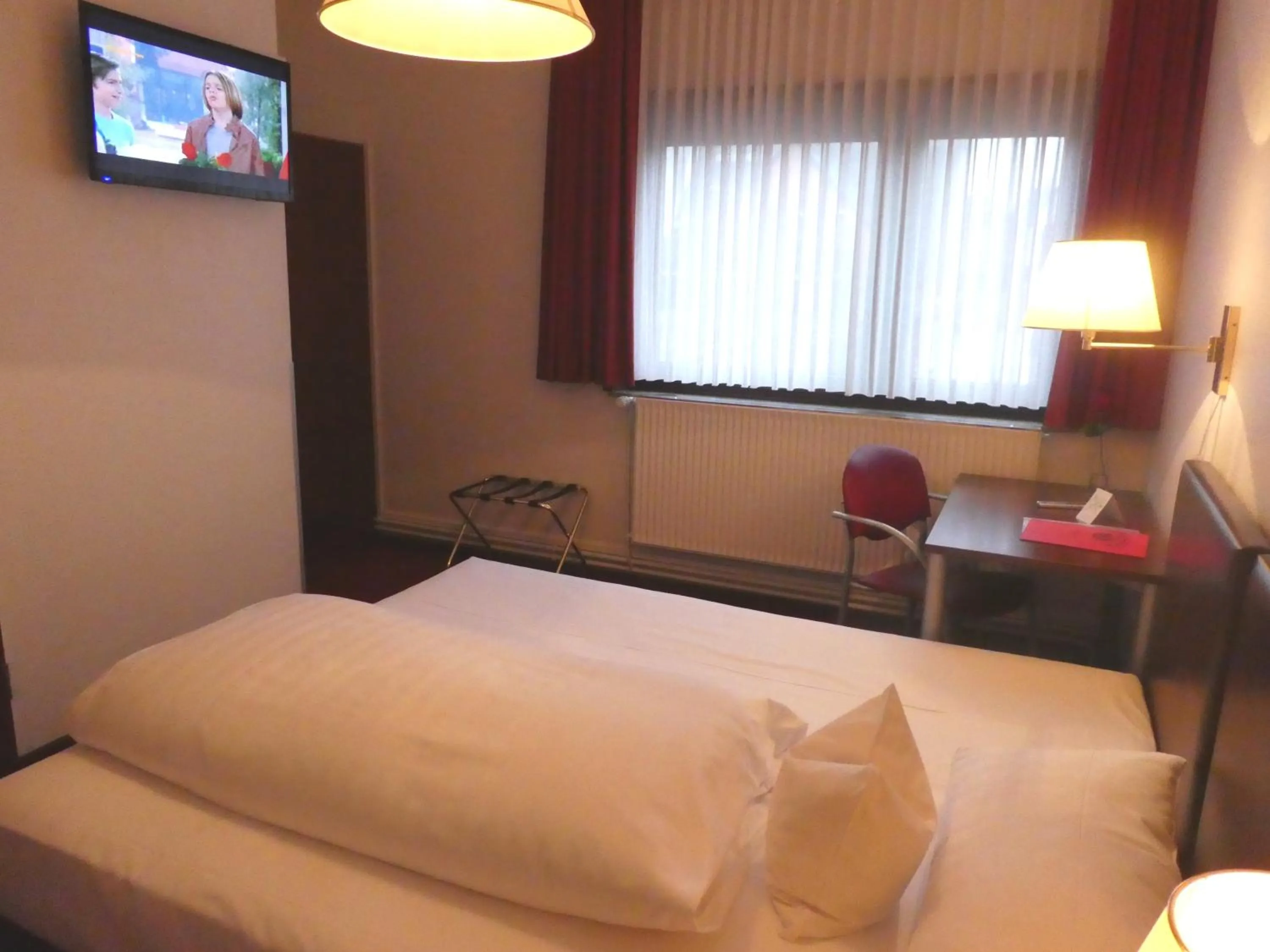 Photo of the whole room, Bed in Hotel Columbus und Glamping