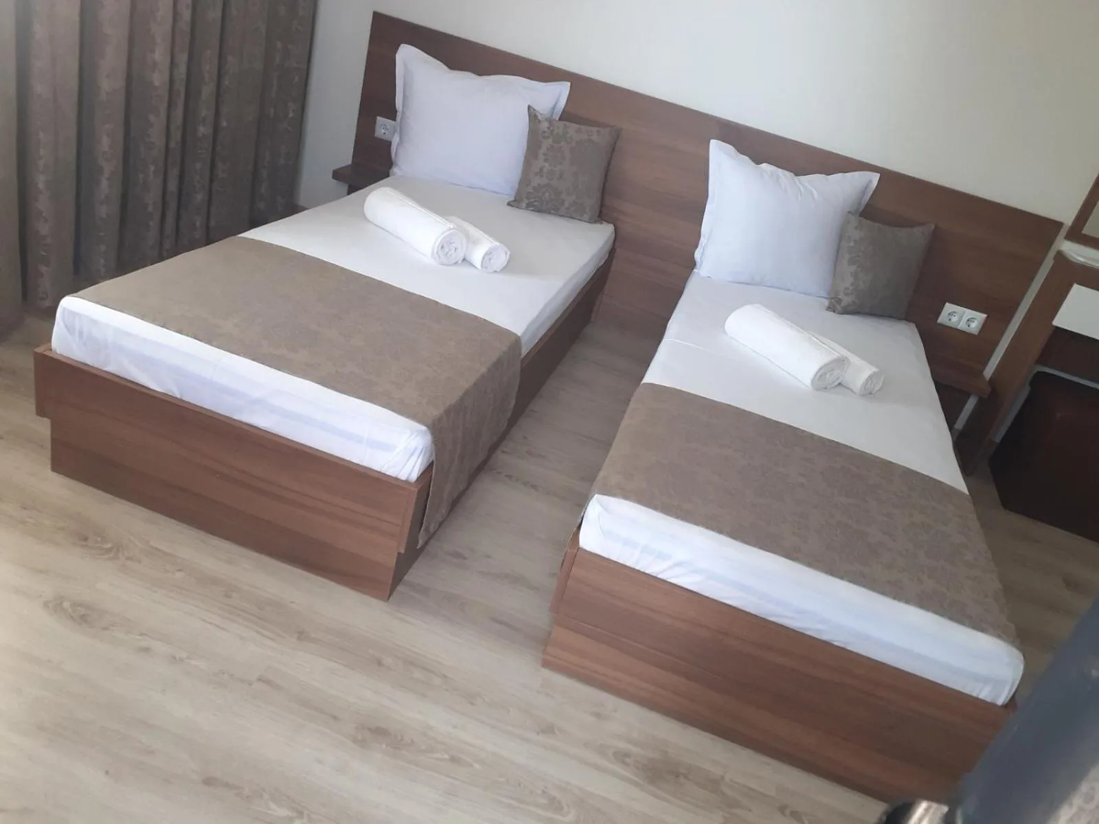 Decorative detail, Bed in Weißer Schwan Белият лебед