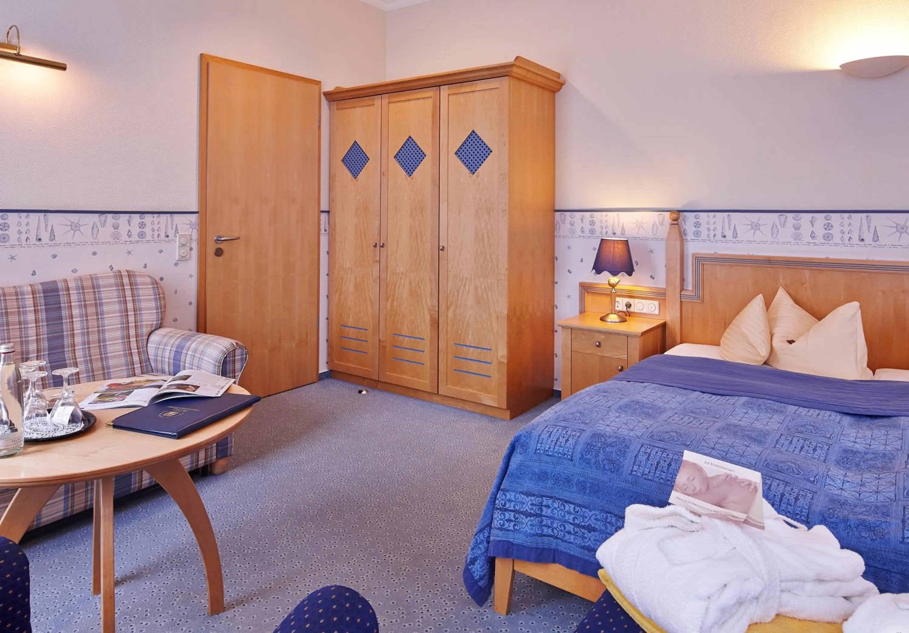 Photo of the whole room, Bed in Inselhotel VierJahreszeiten