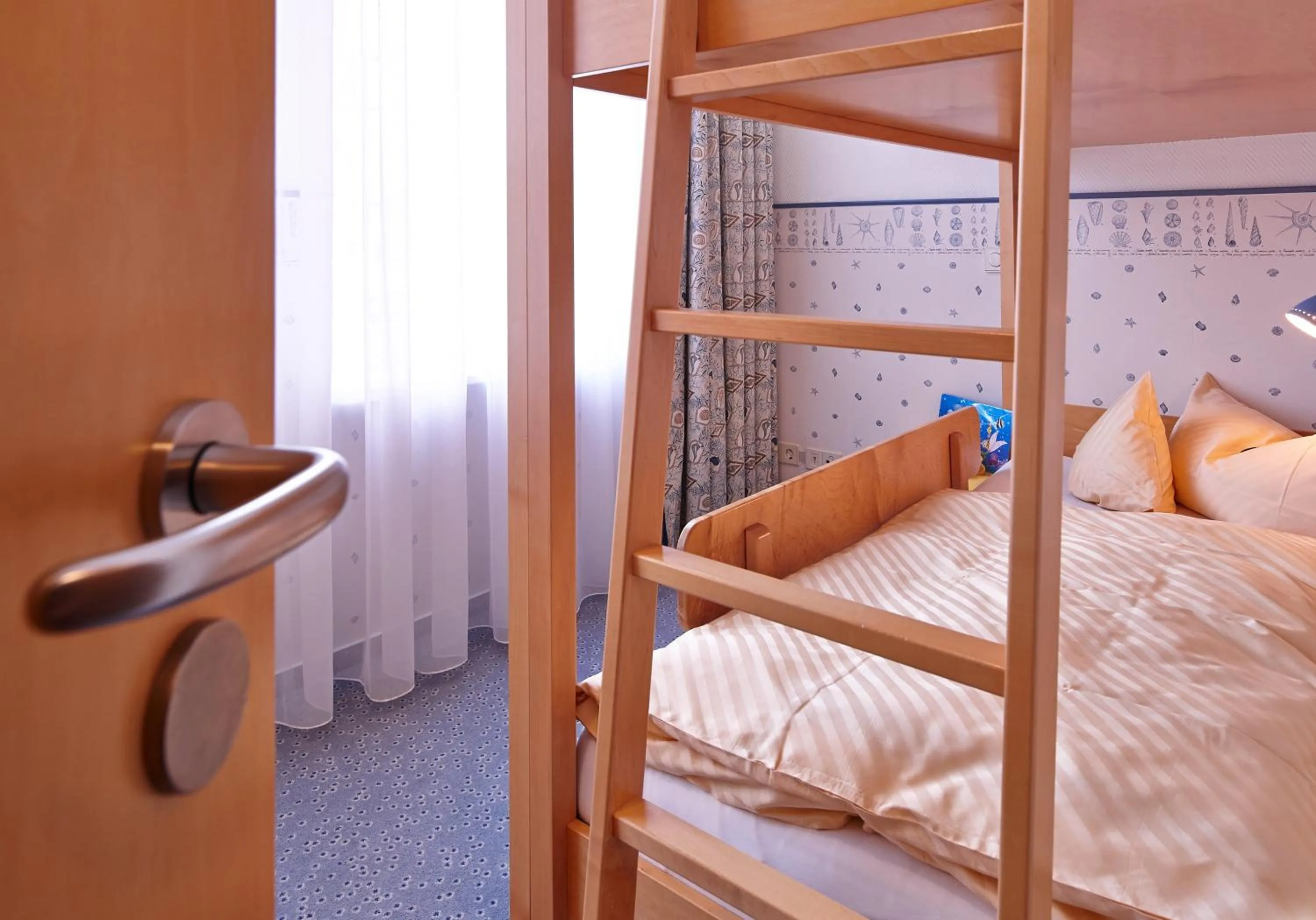 Photo of the whole room, Bed in Inselhotel VierJahreszeiten