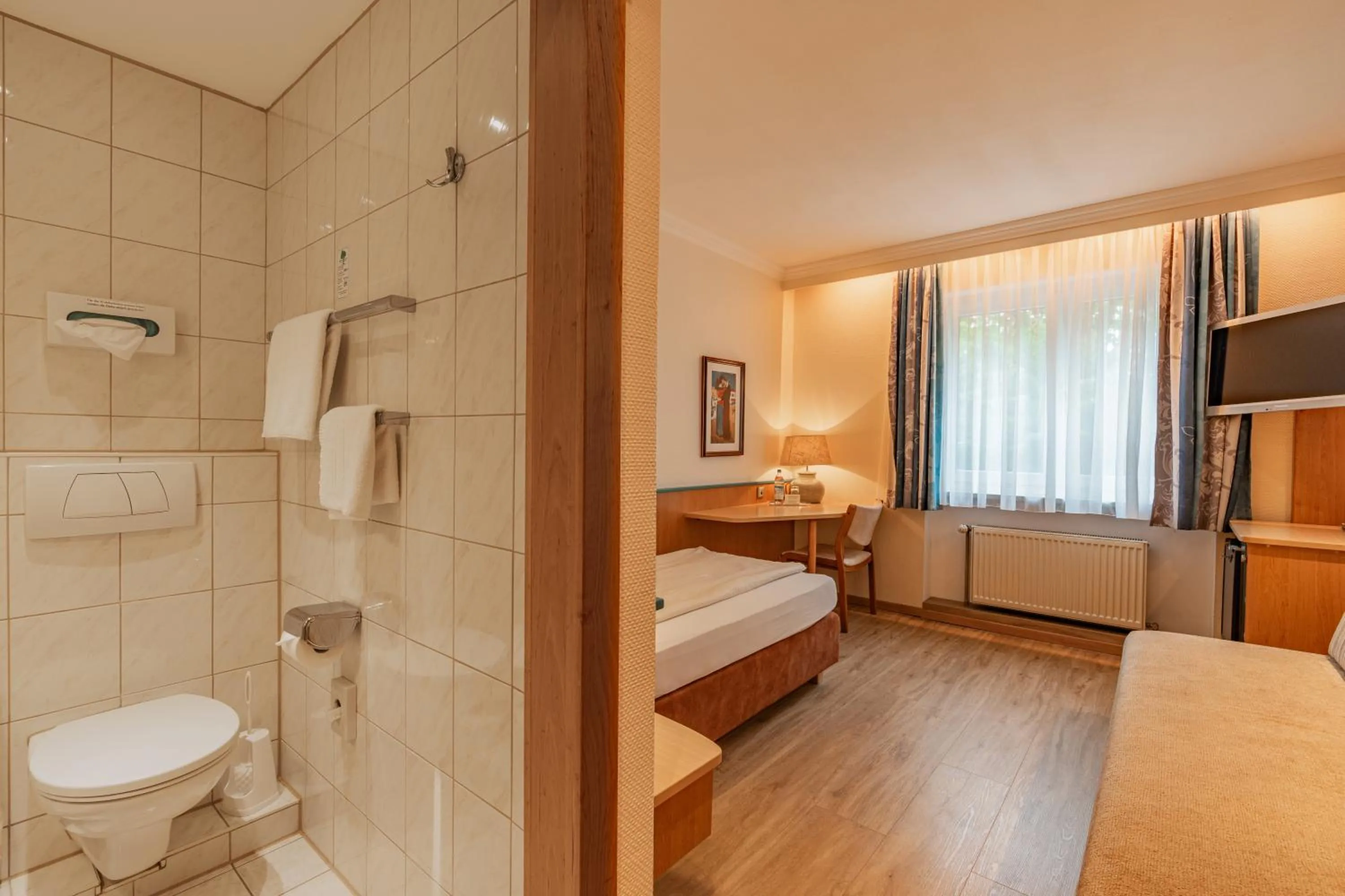 Shower, Bed in Parkhotel Crombach