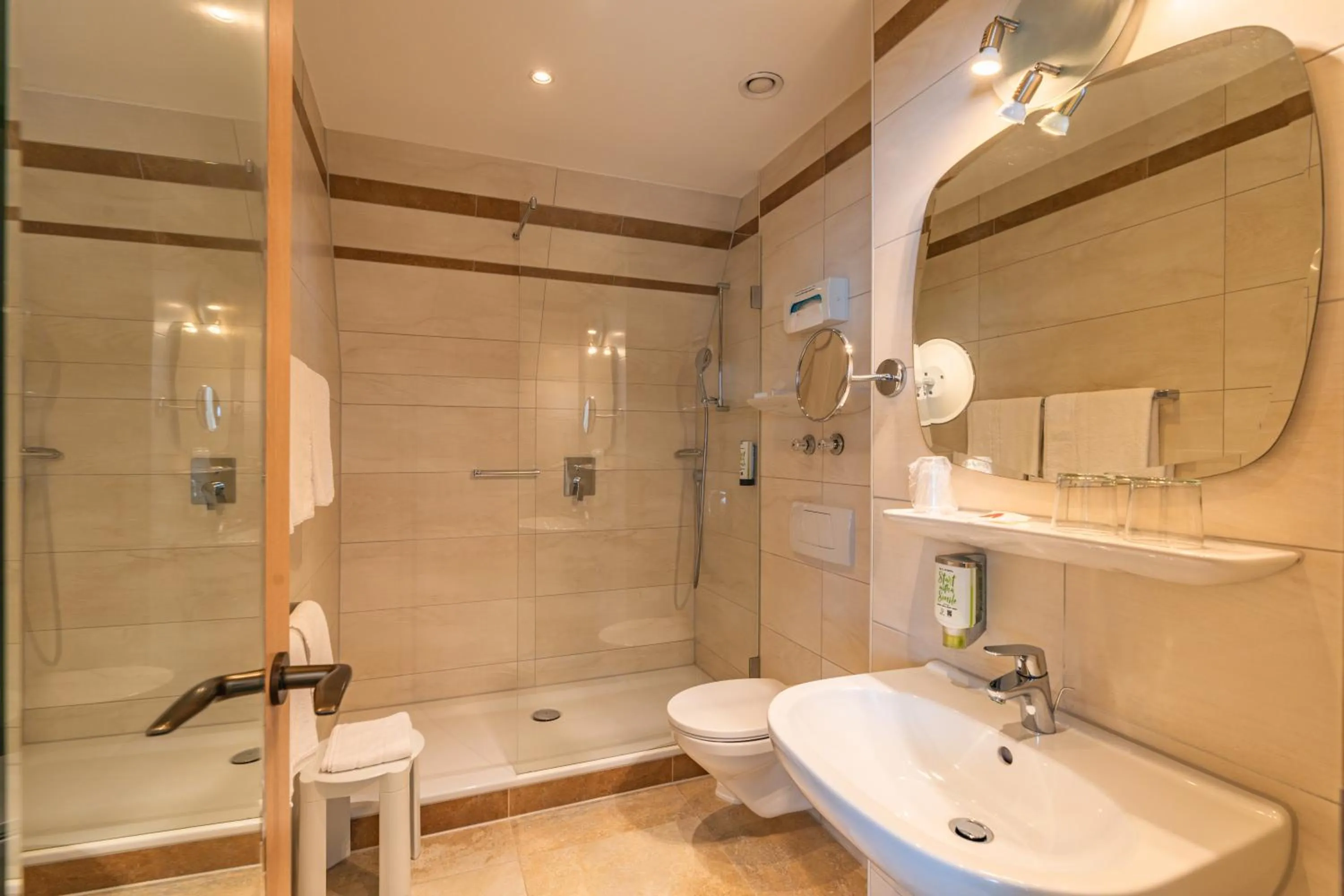 Shower in Parkhotel Crombach