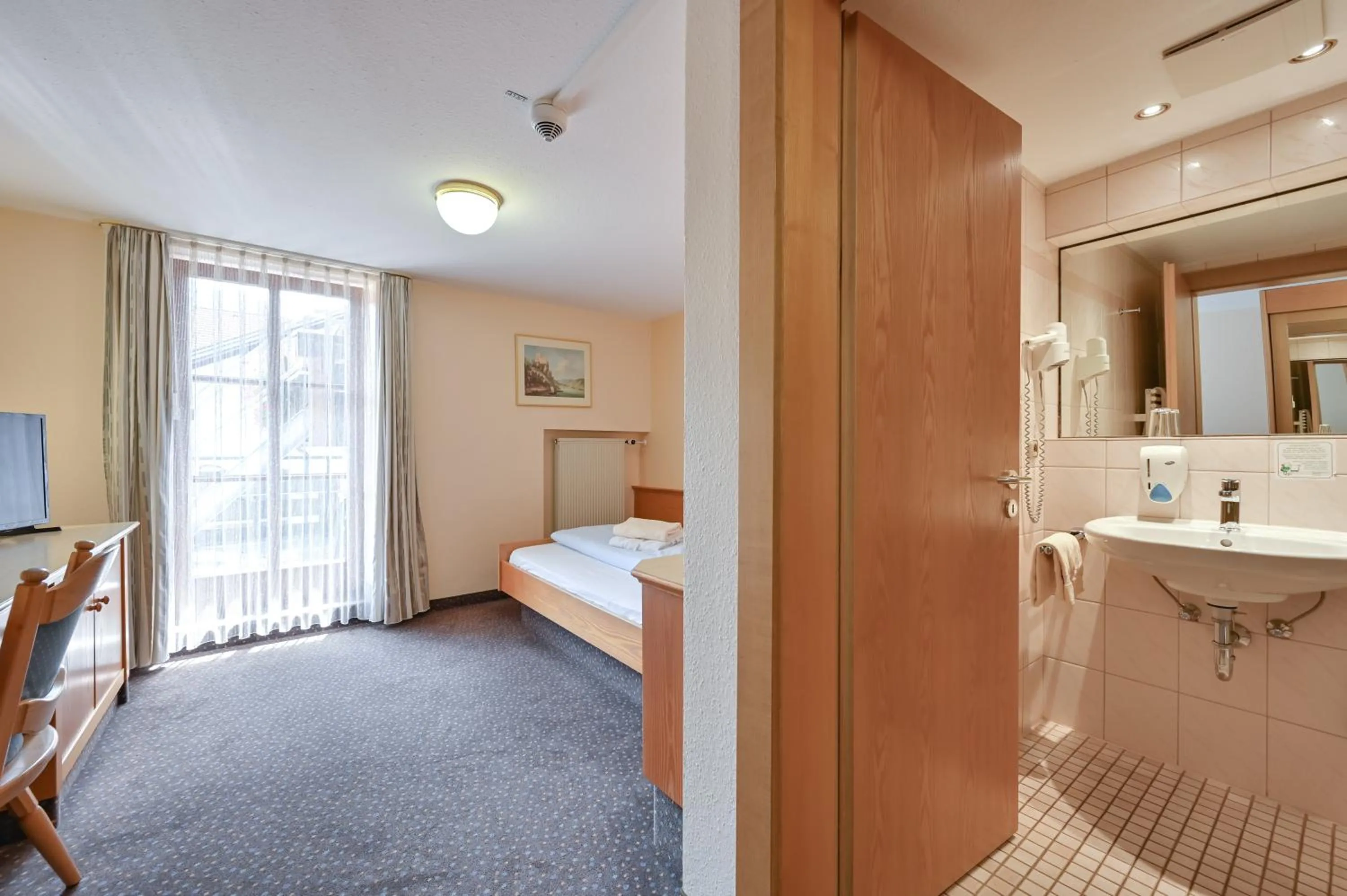 Bathroom, Bed in Hotel Weinbauer