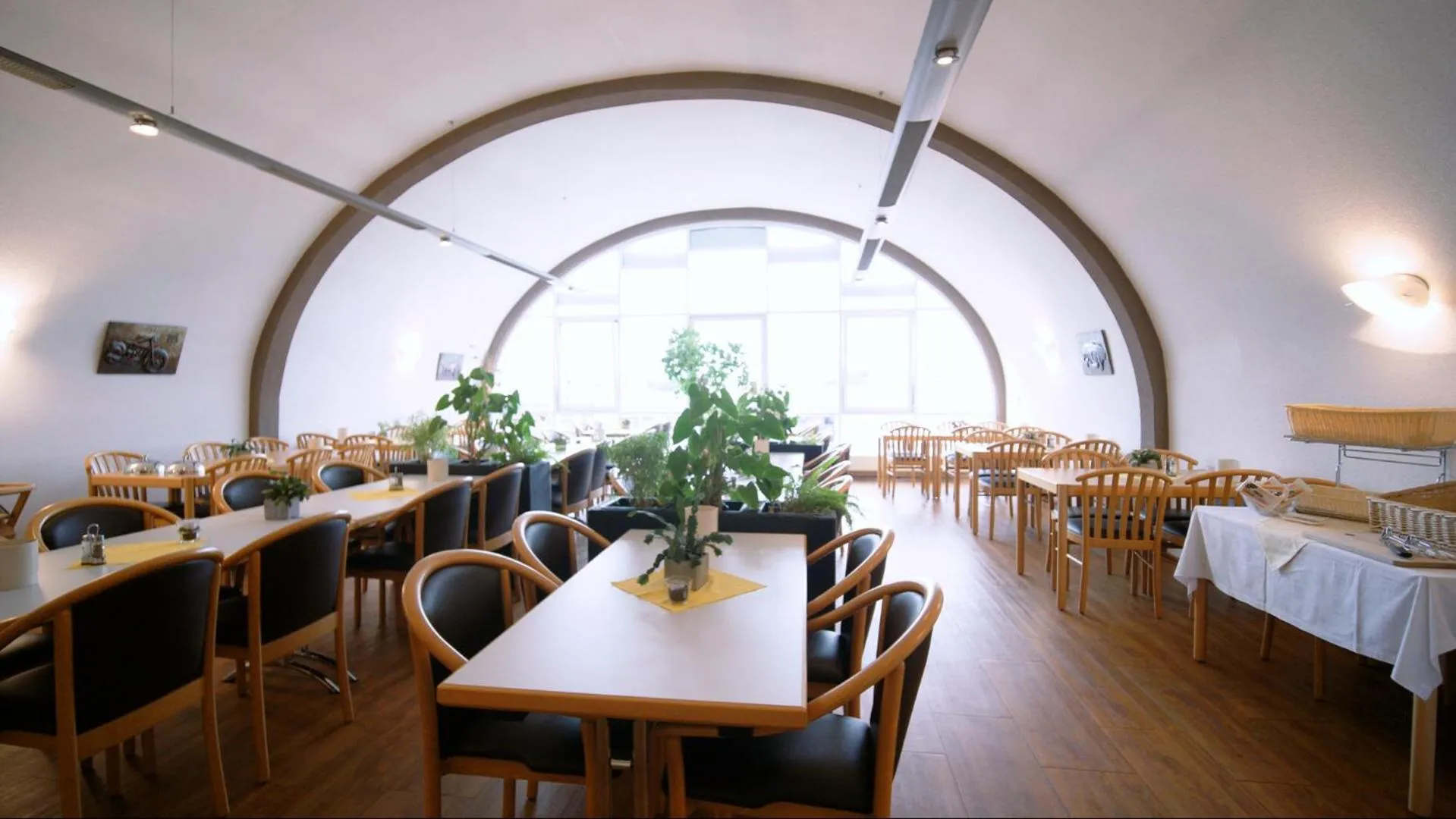 Restaurant/places to eat in Hotel SunParc - SHUTTLE zum Europa-Park Rust 4km & Rulantica 2km