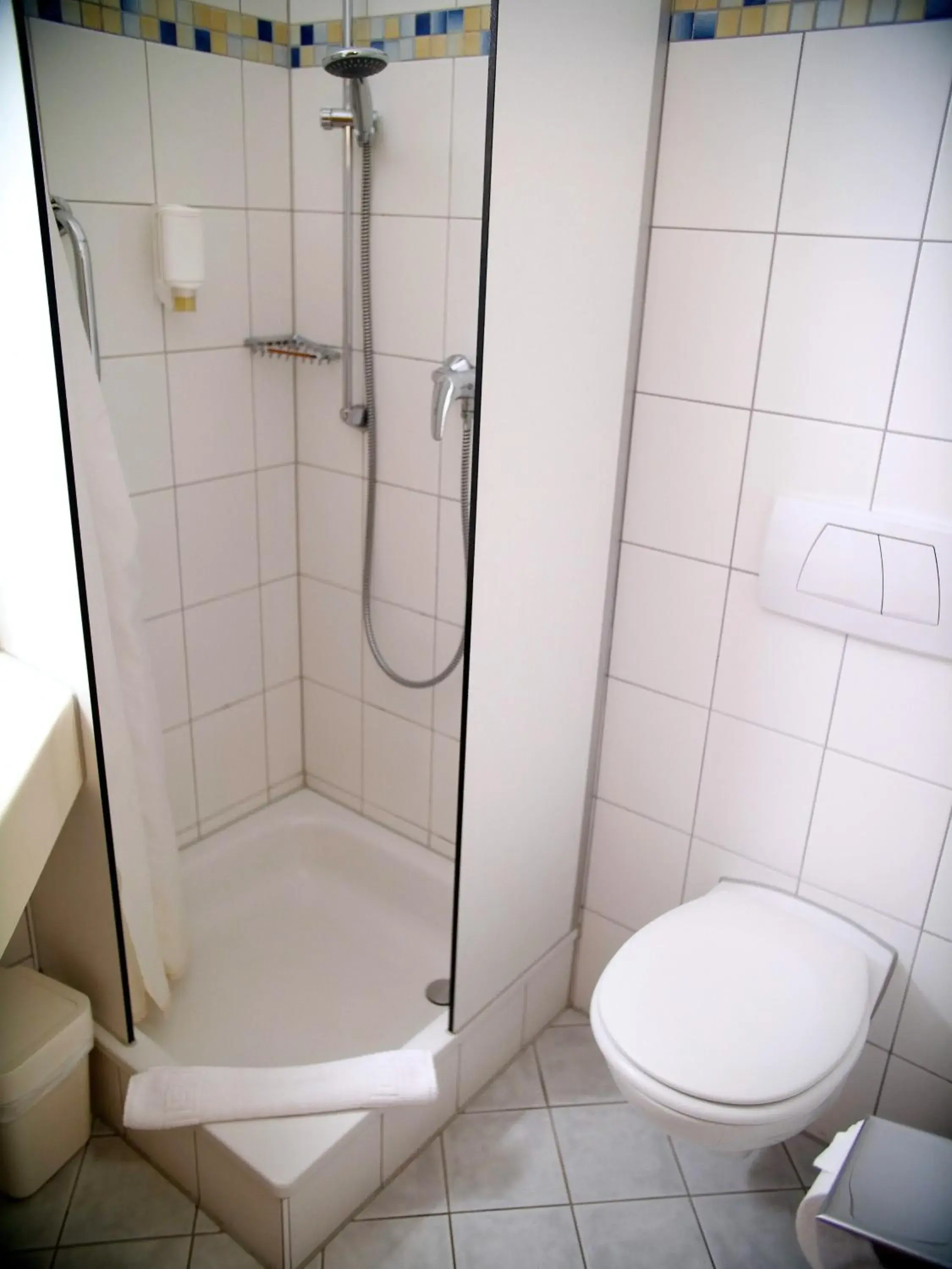 Bathroom in Hotel SunParc - SHUTTLE zum Europa-Park Rust 4km & Rulantica 2km Bathroom in Hotel SunParc - SHUTTLE zum Europa-Park Rust 4km & Rulantica 2km