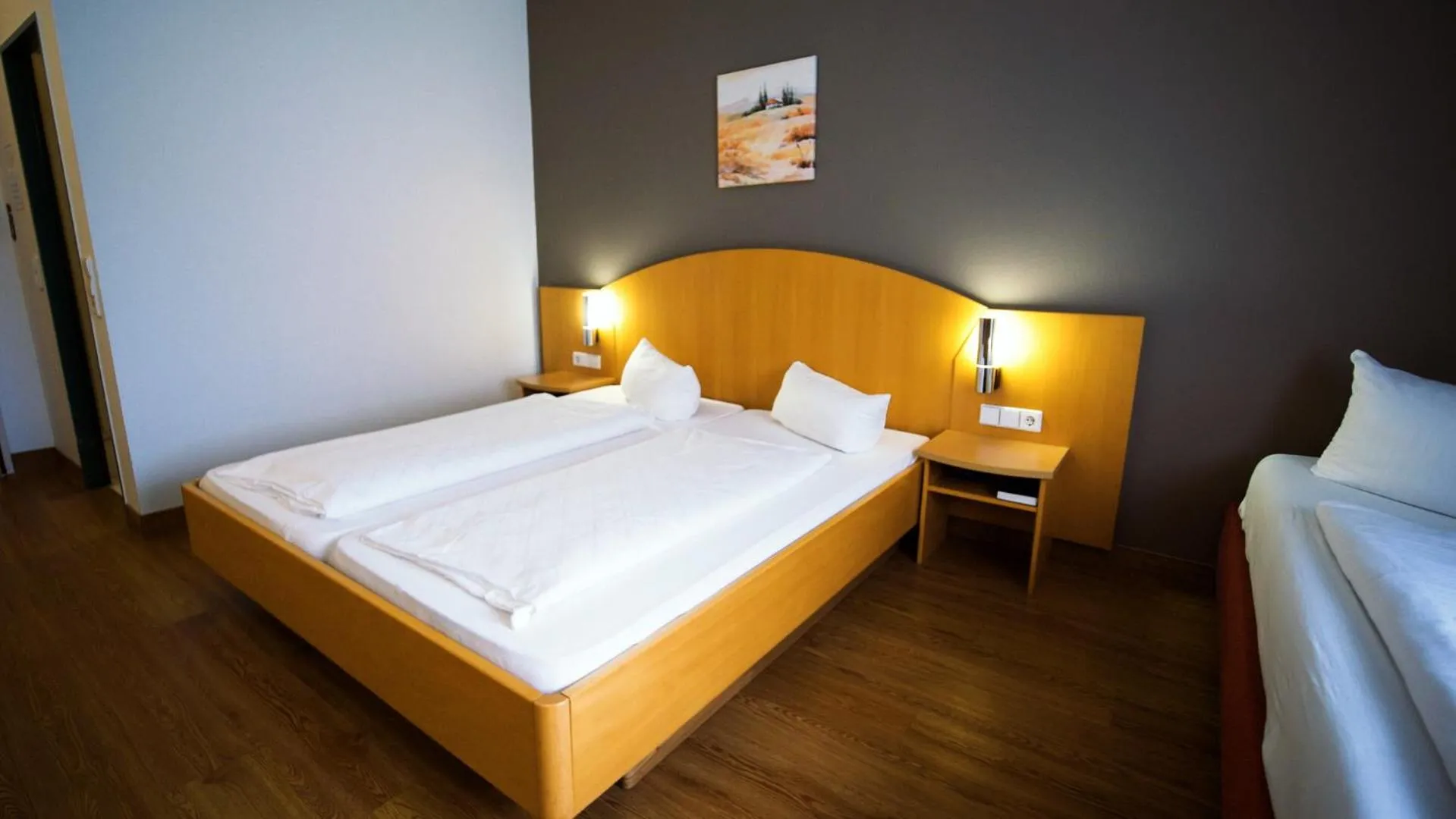 Bed in Hotel SunParc - SHUTTLE zum Europa-Park Rust 4km & Rulantica 2km