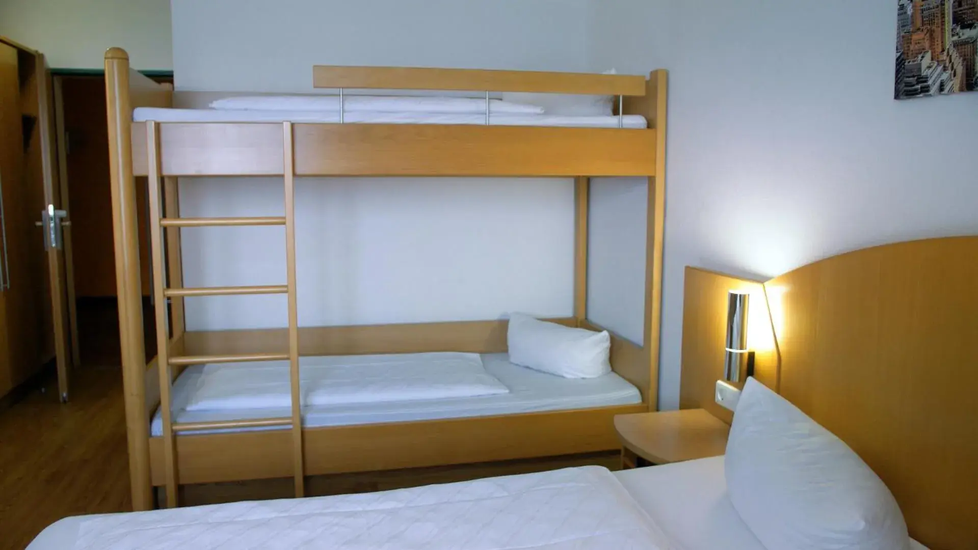 bunk bed, Bed in Hotel SunParc - SHUTTLE zum Europa-Park Rust 4km & Rulantica 2km bunk bed, Bed in Hotel SunParc - SHUTTLE zum Europa-Park Rust 4km & Rulantica 2km