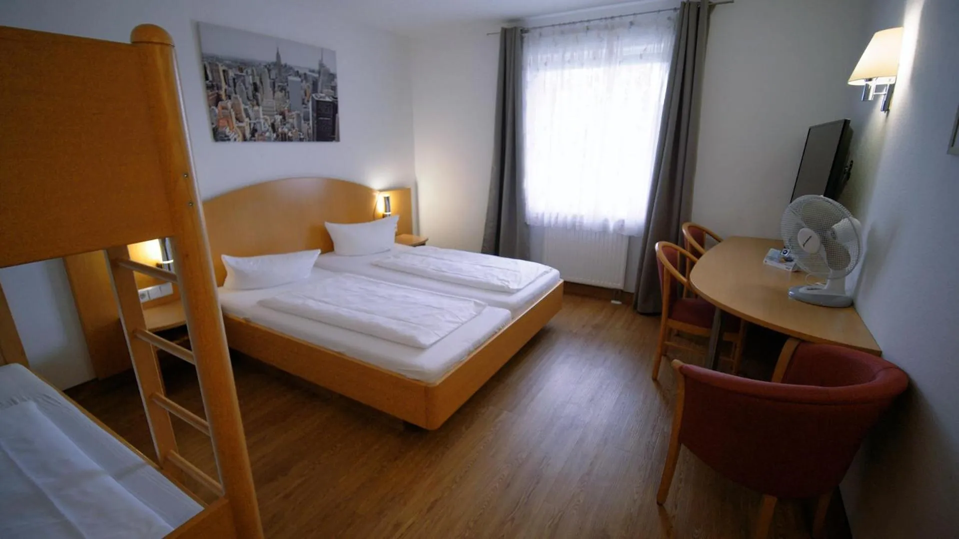 Bed in Hotel SunParc - SHUTTLE zum Europa-Park Rust 4km & Rulantica 2km