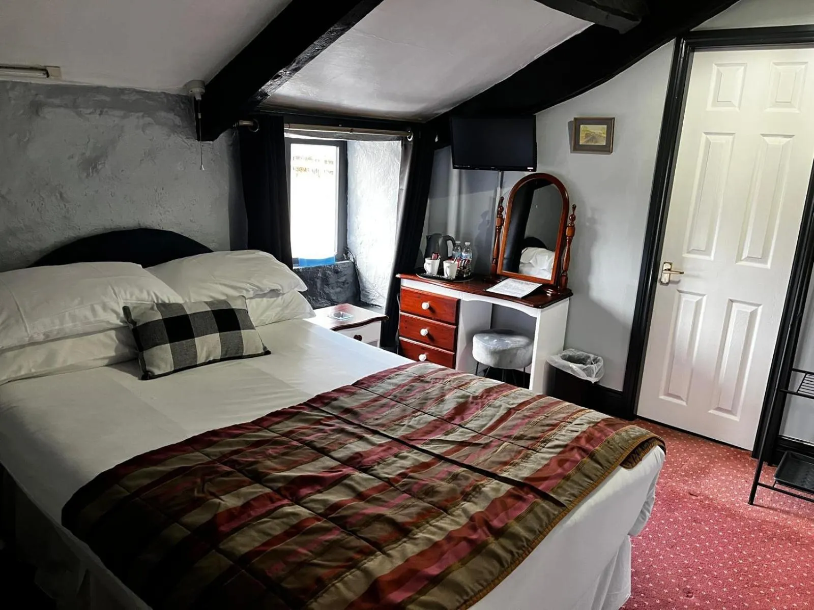 Bedroom, Bed in Black Bull Hotel