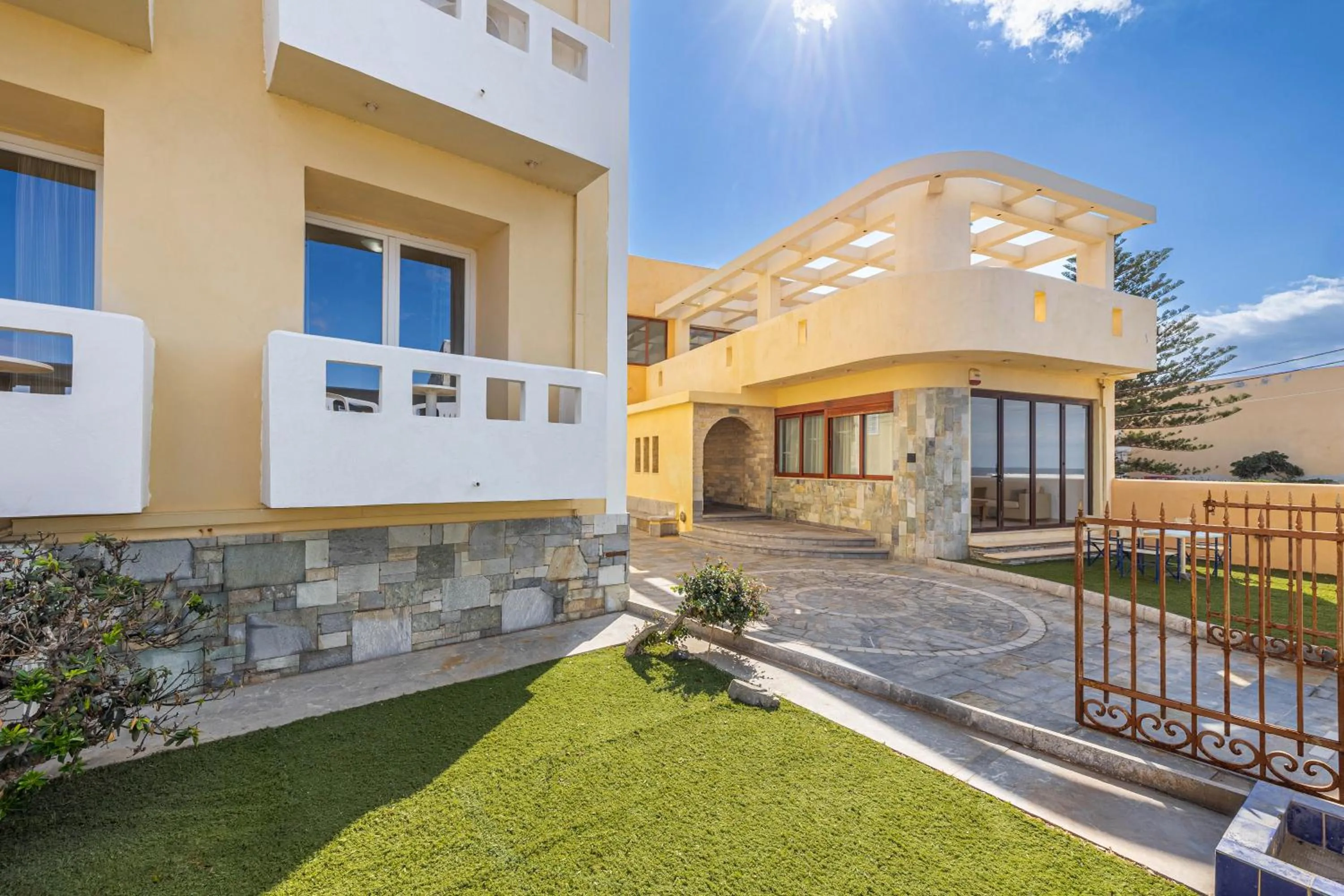 Niros Beachfront Aparthotel