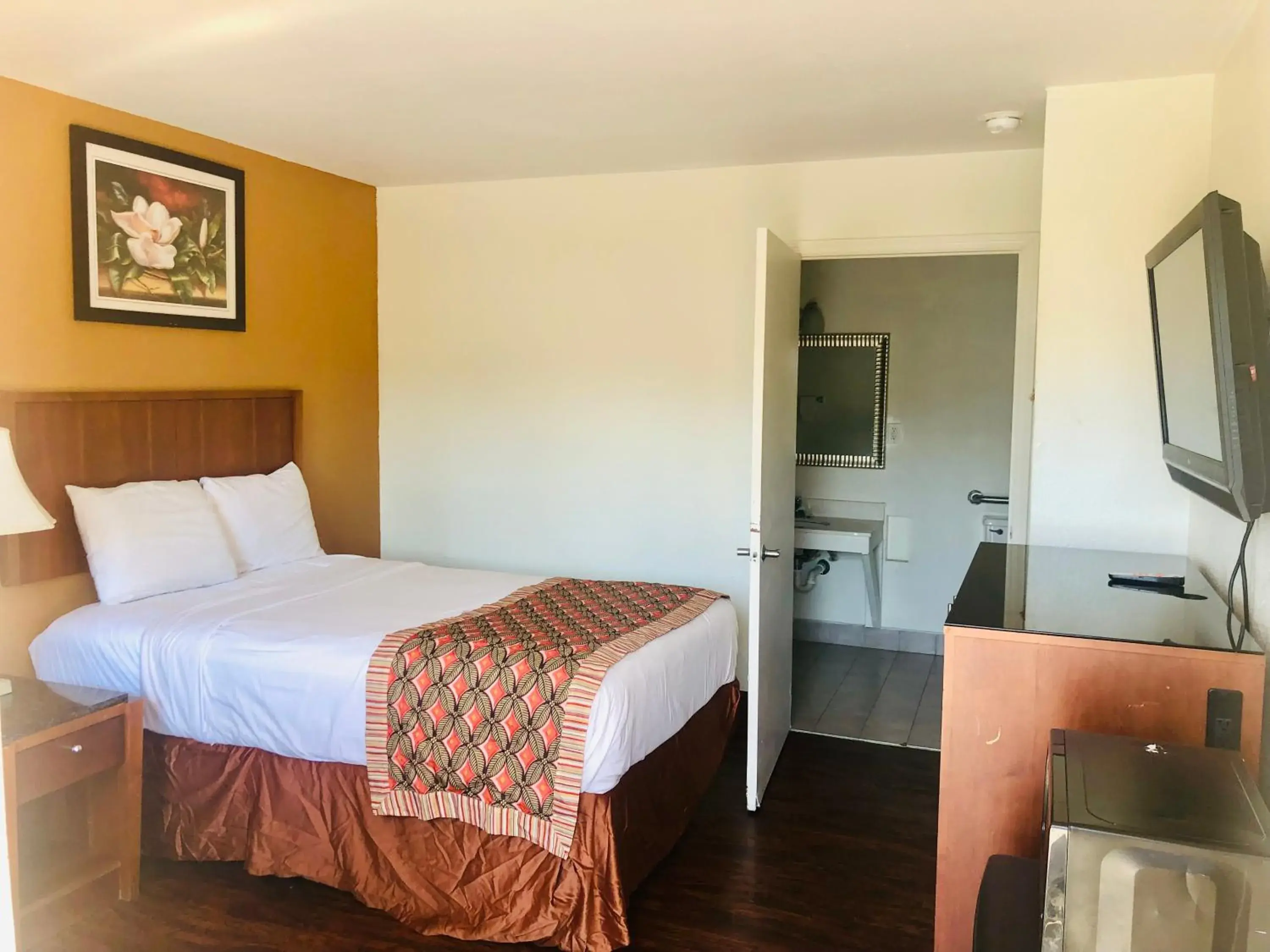 Double Room - Disability Access in Royal Inn Richmond Hill- Savannah I-95 Double Room - Disability Access in Royal Inn Richmond Hill- Savannah I-95