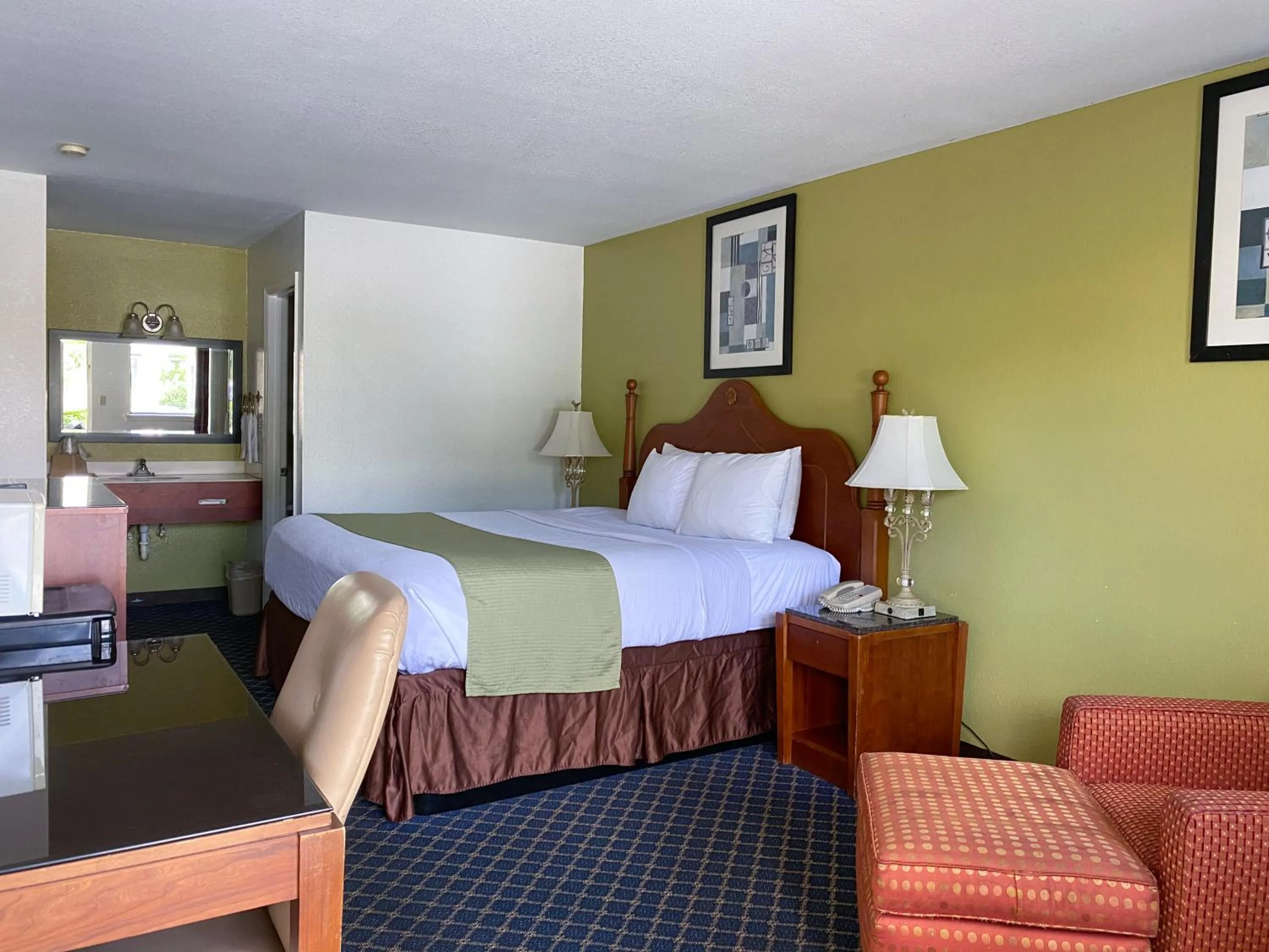 Bedroom, Bed in Royal Inn Richmond Hill- Savannah I-95