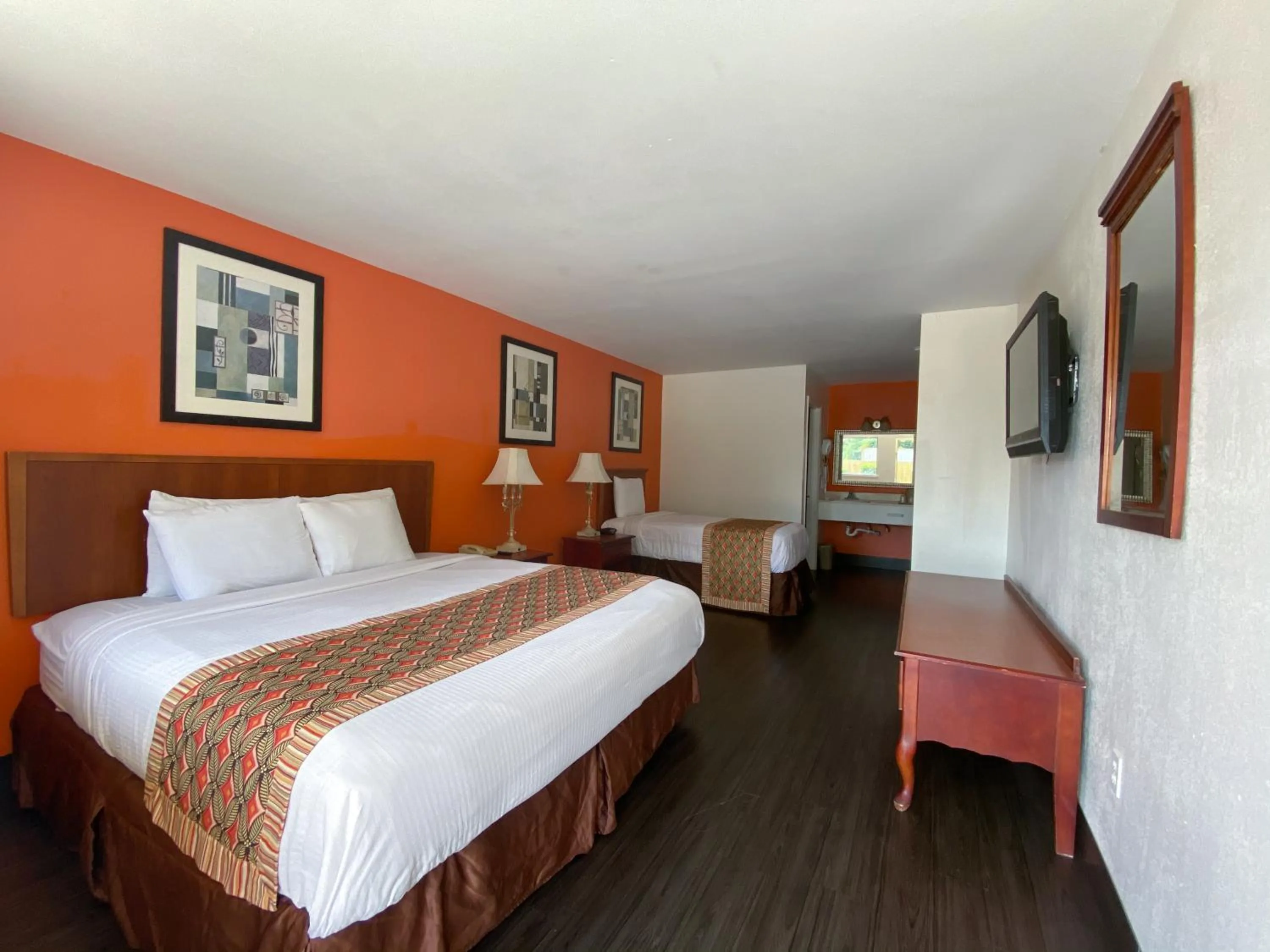 Bedroom, Bed in Royal Inn Richmond Hill- Savannah I-95