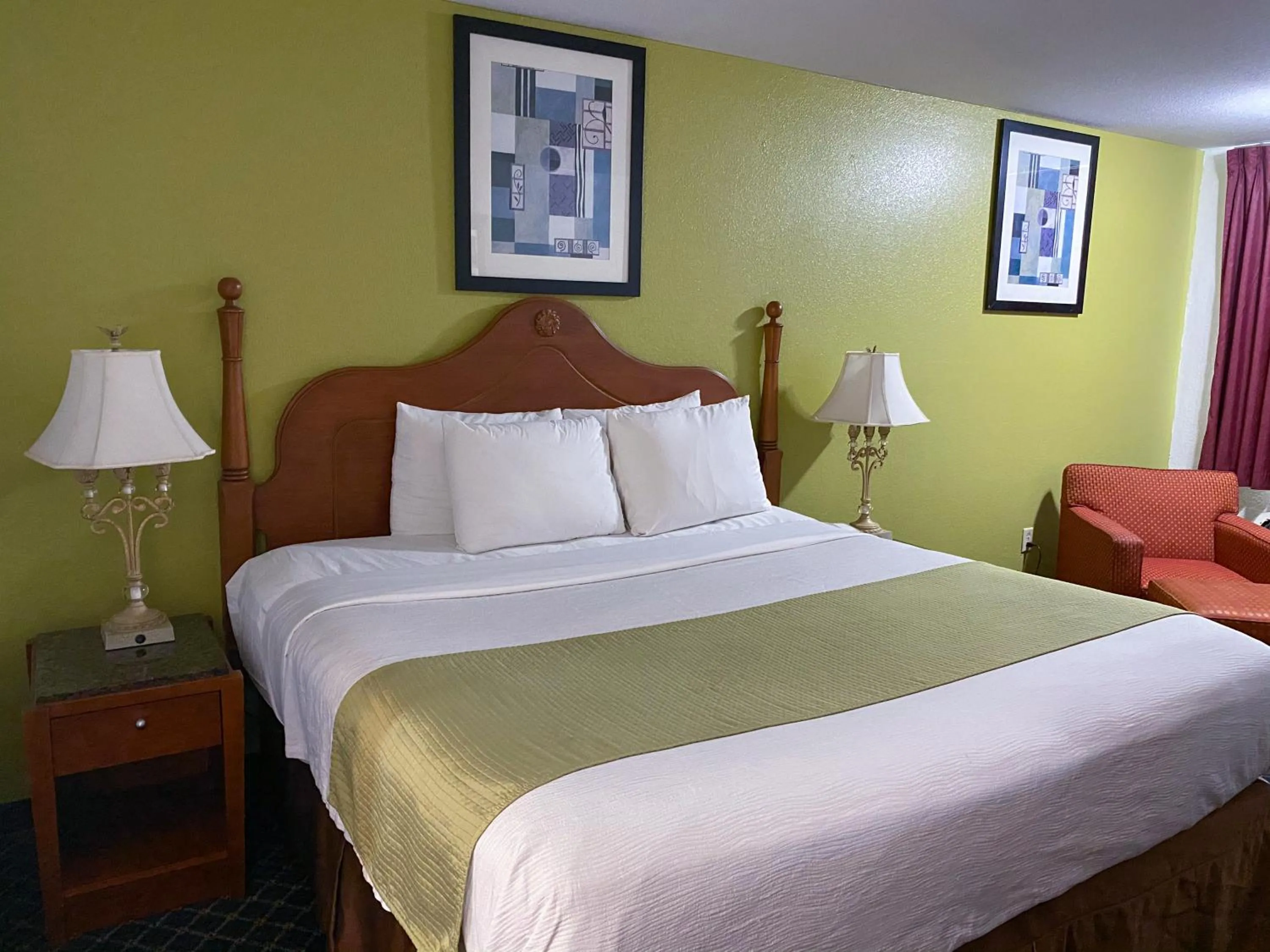 Bedroom, Bed in Royal Inn Richmond Hill- Savannah I-95