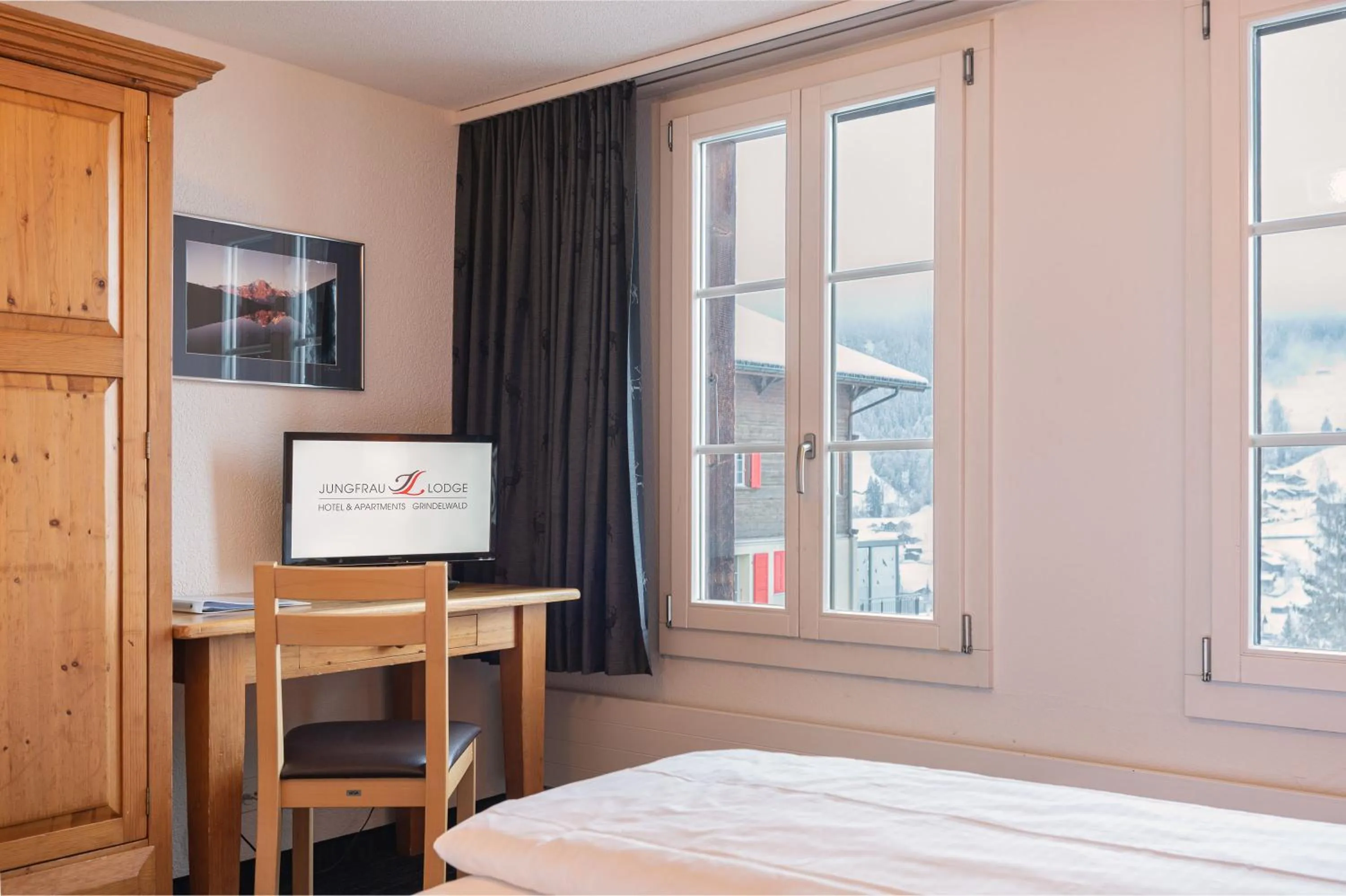 TV and multimedia, Bed in Jungfrau Lodge, Swiss Mountain Hotel