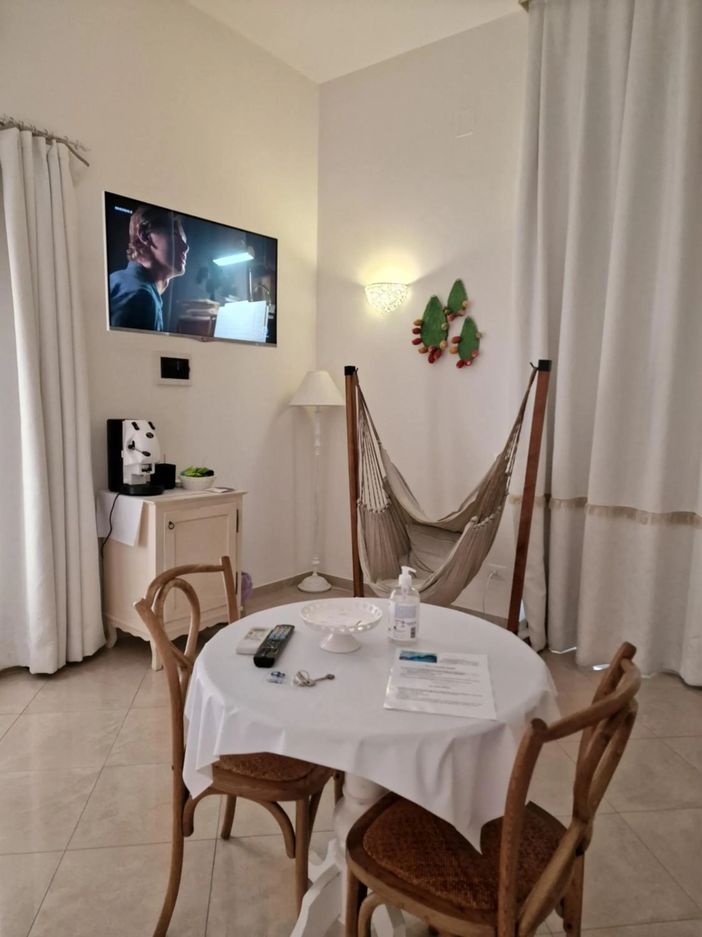 Dining area in White Suite Polignano 08