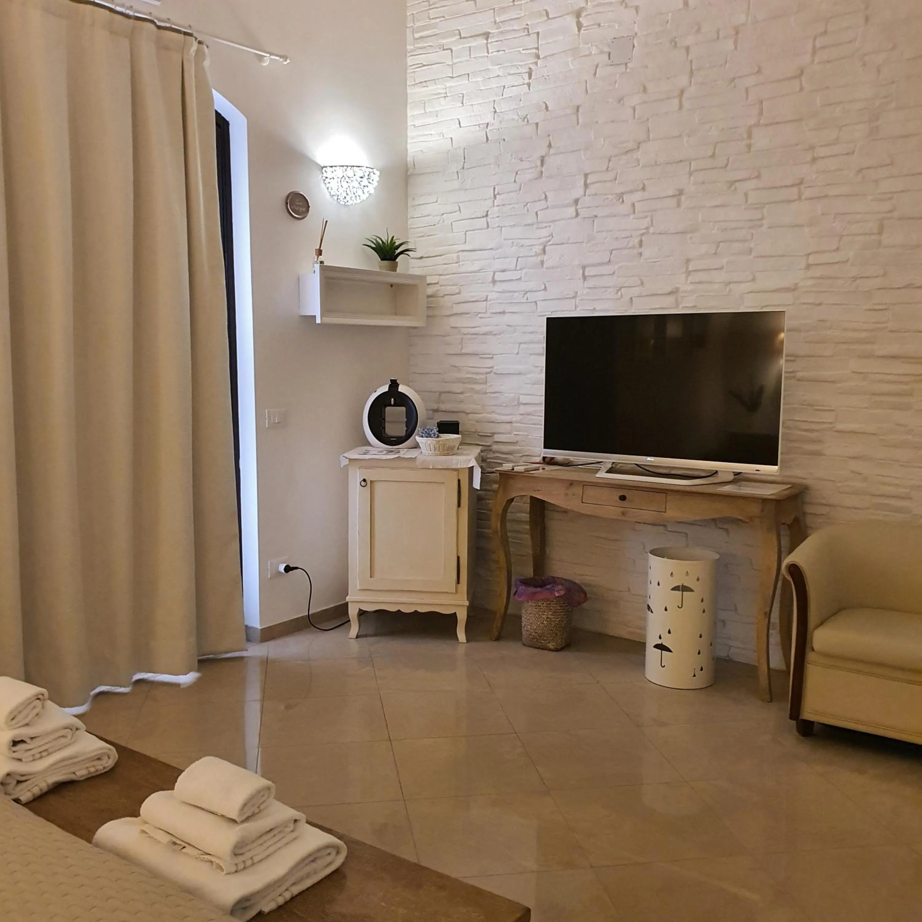 Communal lounge/ TV room in White Suite Polignano 08