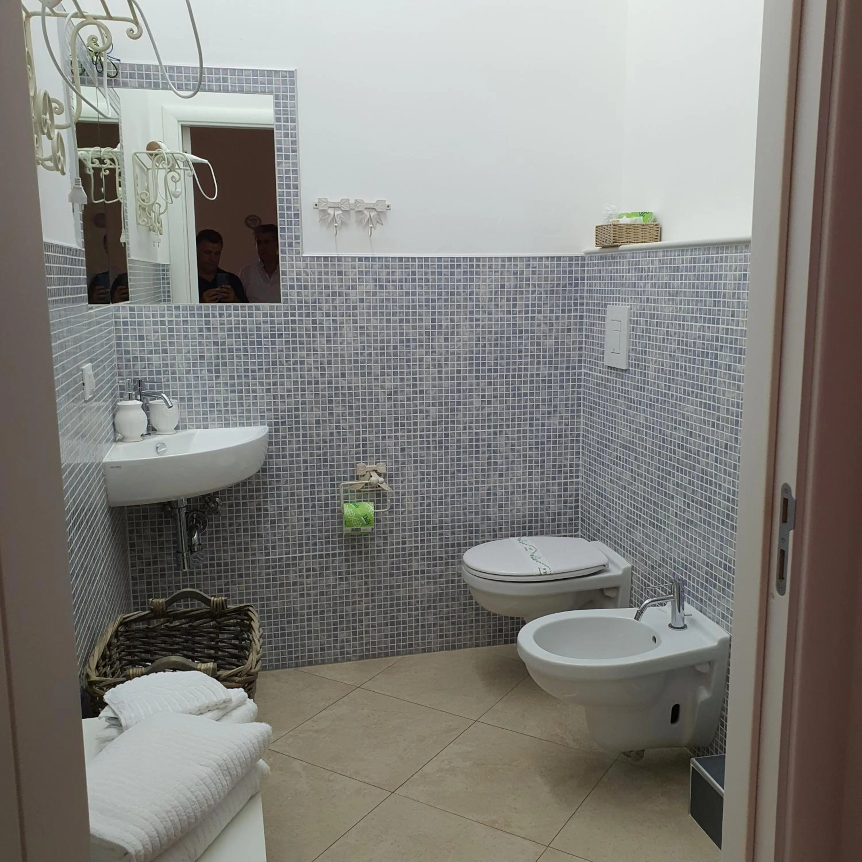 Toilet in White Suite Polignano 08