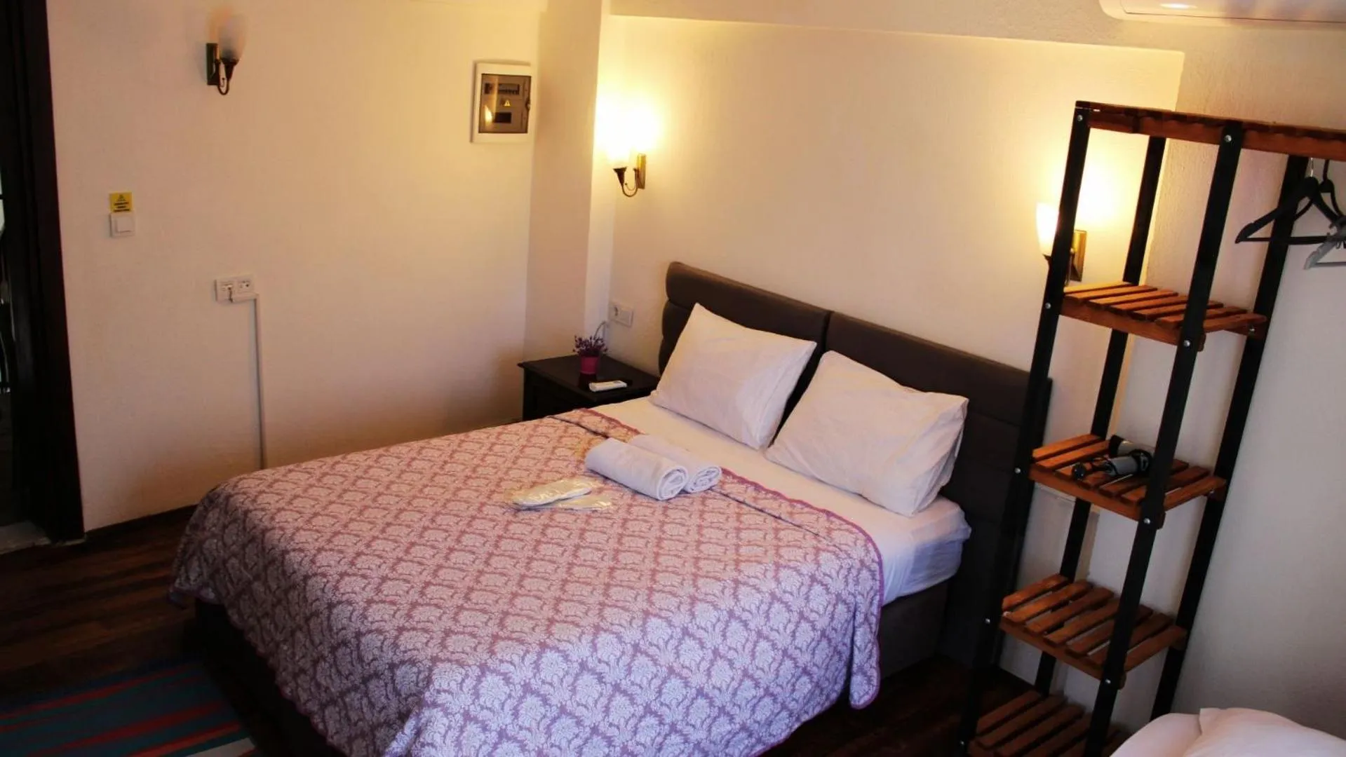 Bed in Pir Efes Konakları