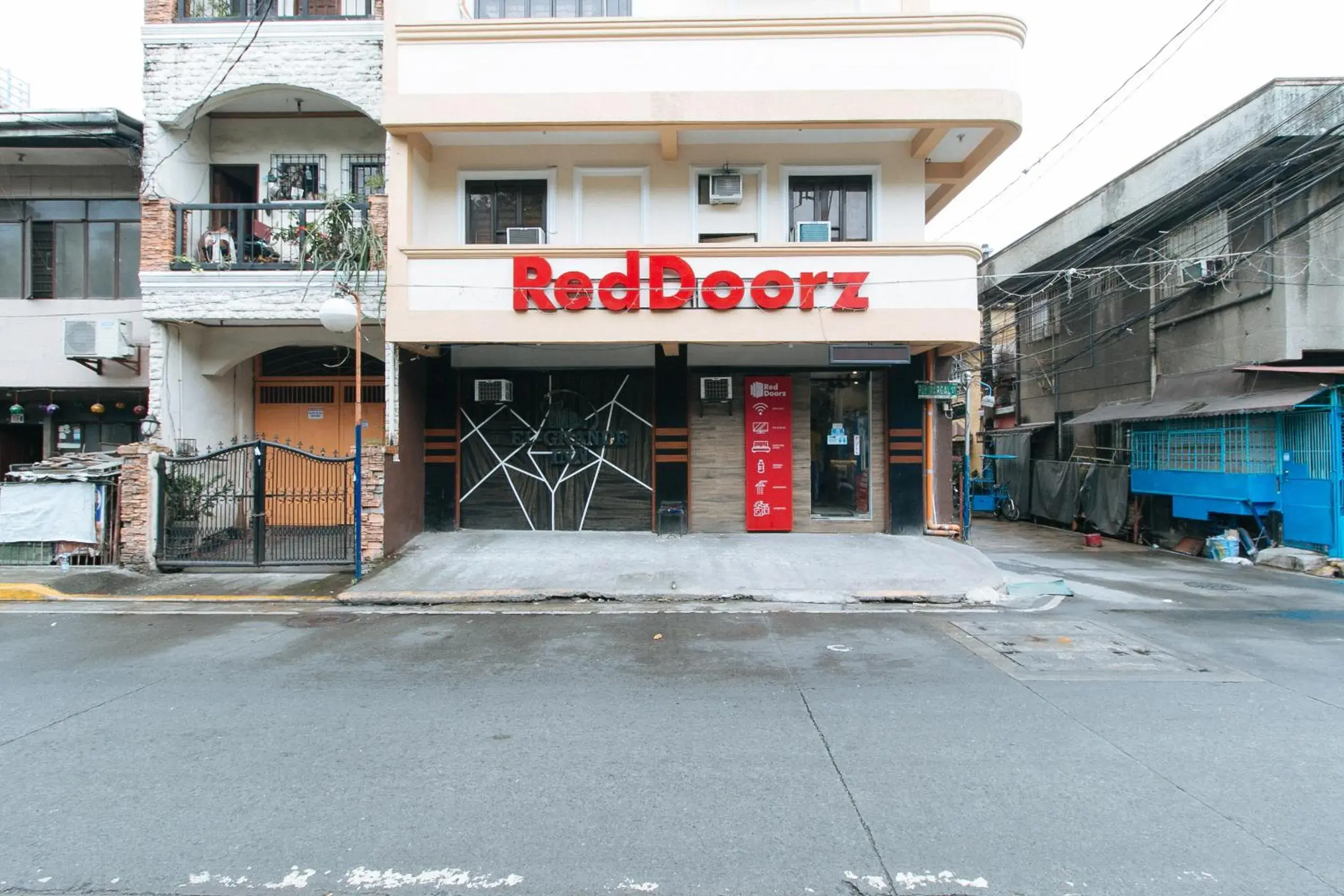 Property building in RedDoorz @ PIY Margal Sampaloc Manila Property building in RedDoorz @ PIY Margal Sampaloc Manila