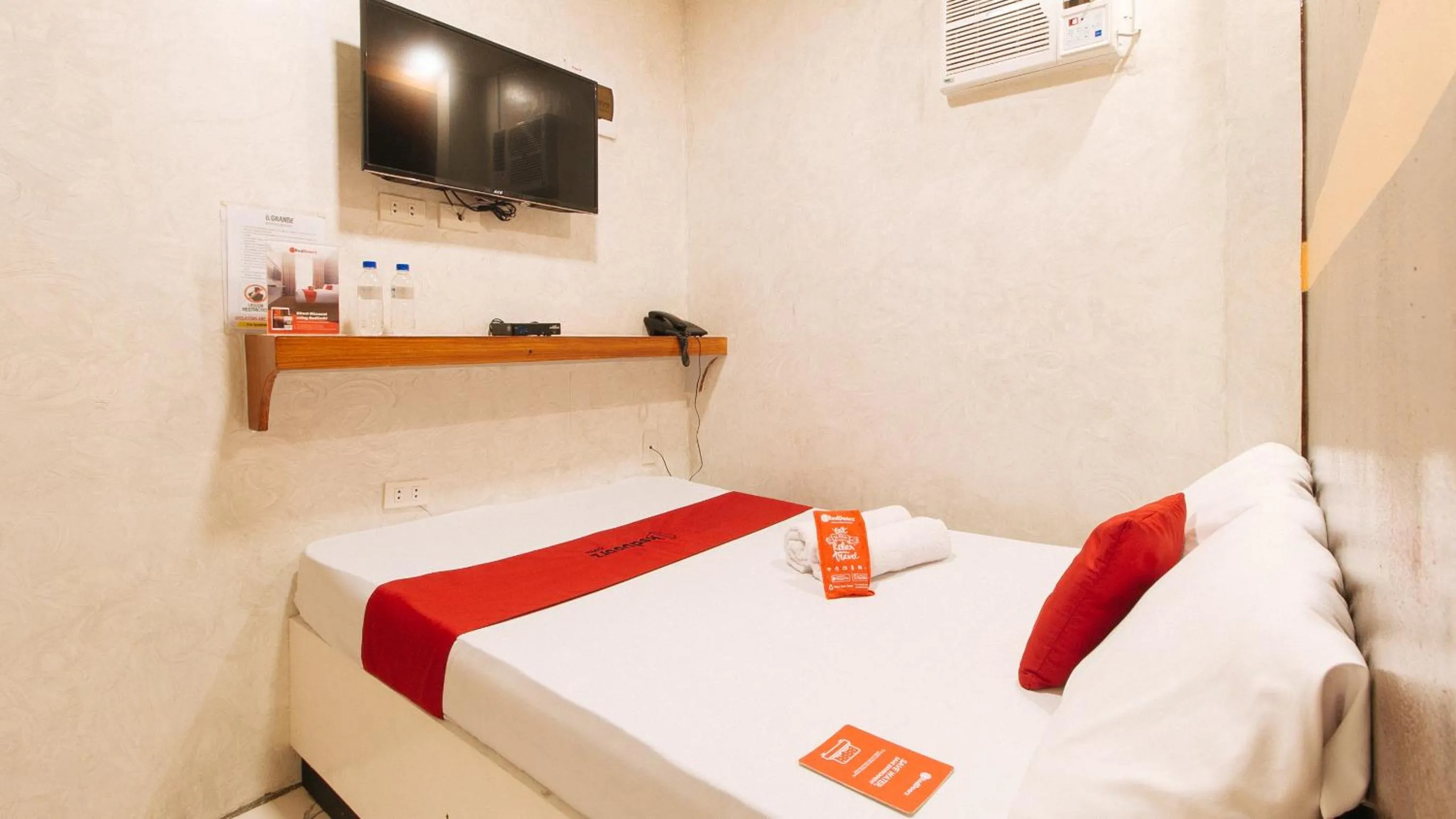 Photo of the whole room in RedDoorz @ PIY Margal Sampaloc Manila