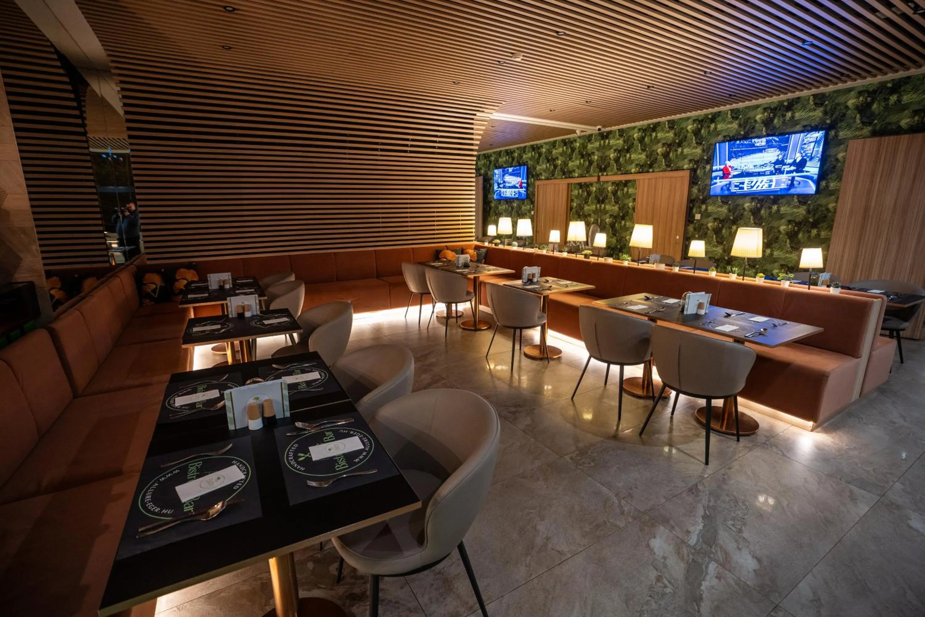 Restaurant/places to eat in Allure Hotel & Spa