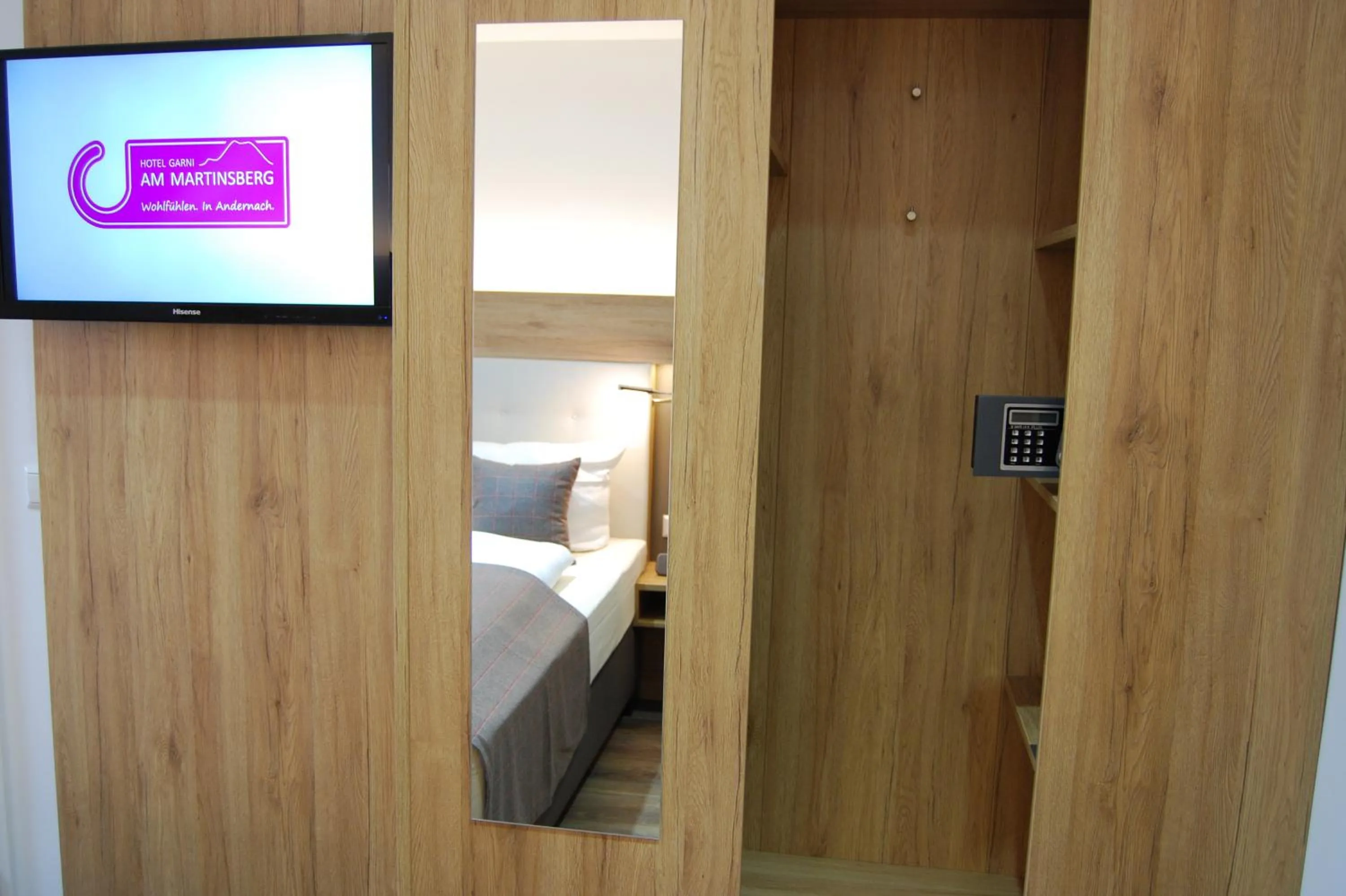 Living room, Bed in Hotel Am Martinsberg