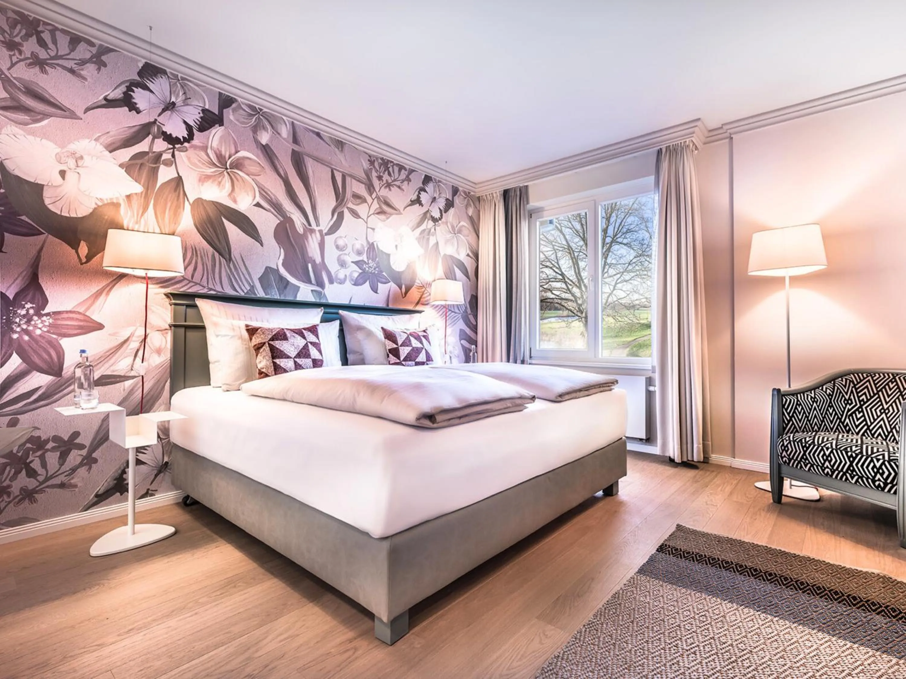 Seating area, Bed in Steigenberger Hotel Treudelberg Hamburg