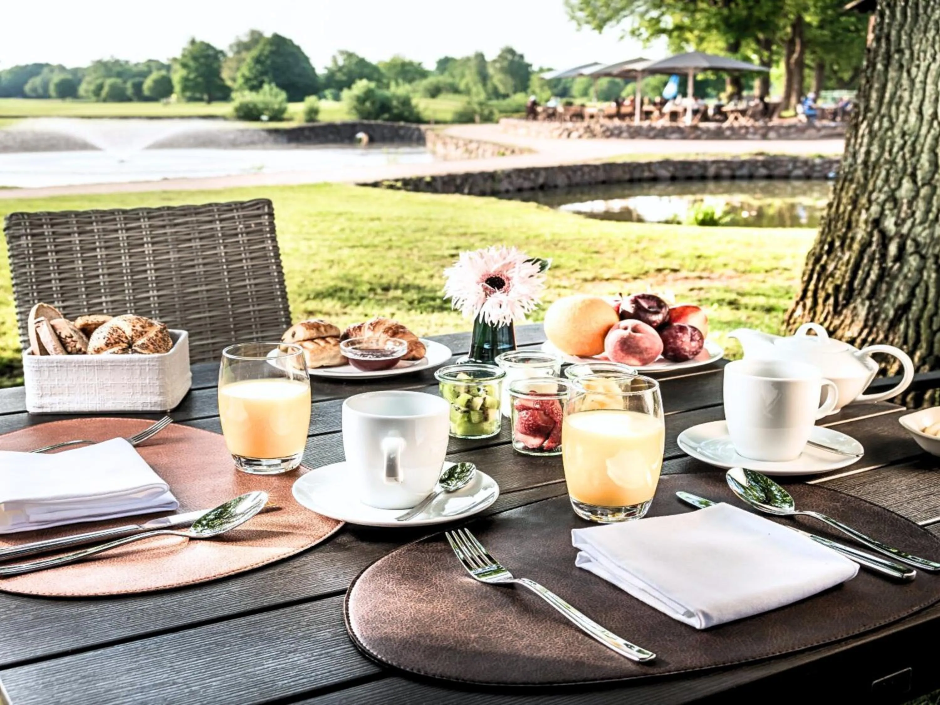 Food and drinks in Steigenberger Hotel Treudelberg Hamburg