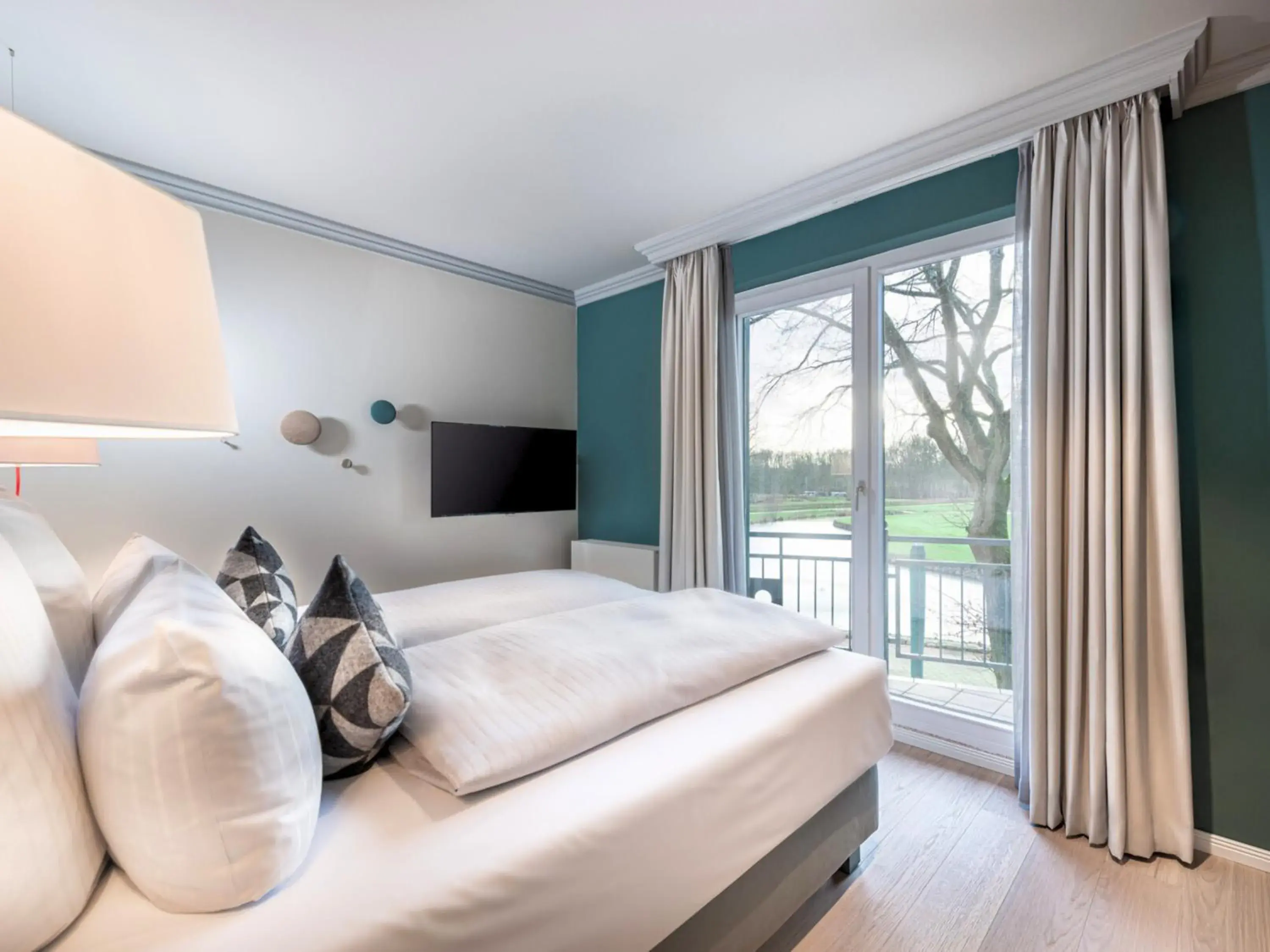 Bedroom, Bed in Steigenberger Hotel Treudelberg Hamburg Bedroom, Bed in Steigenberger Hotel Treudelberg Hamburg