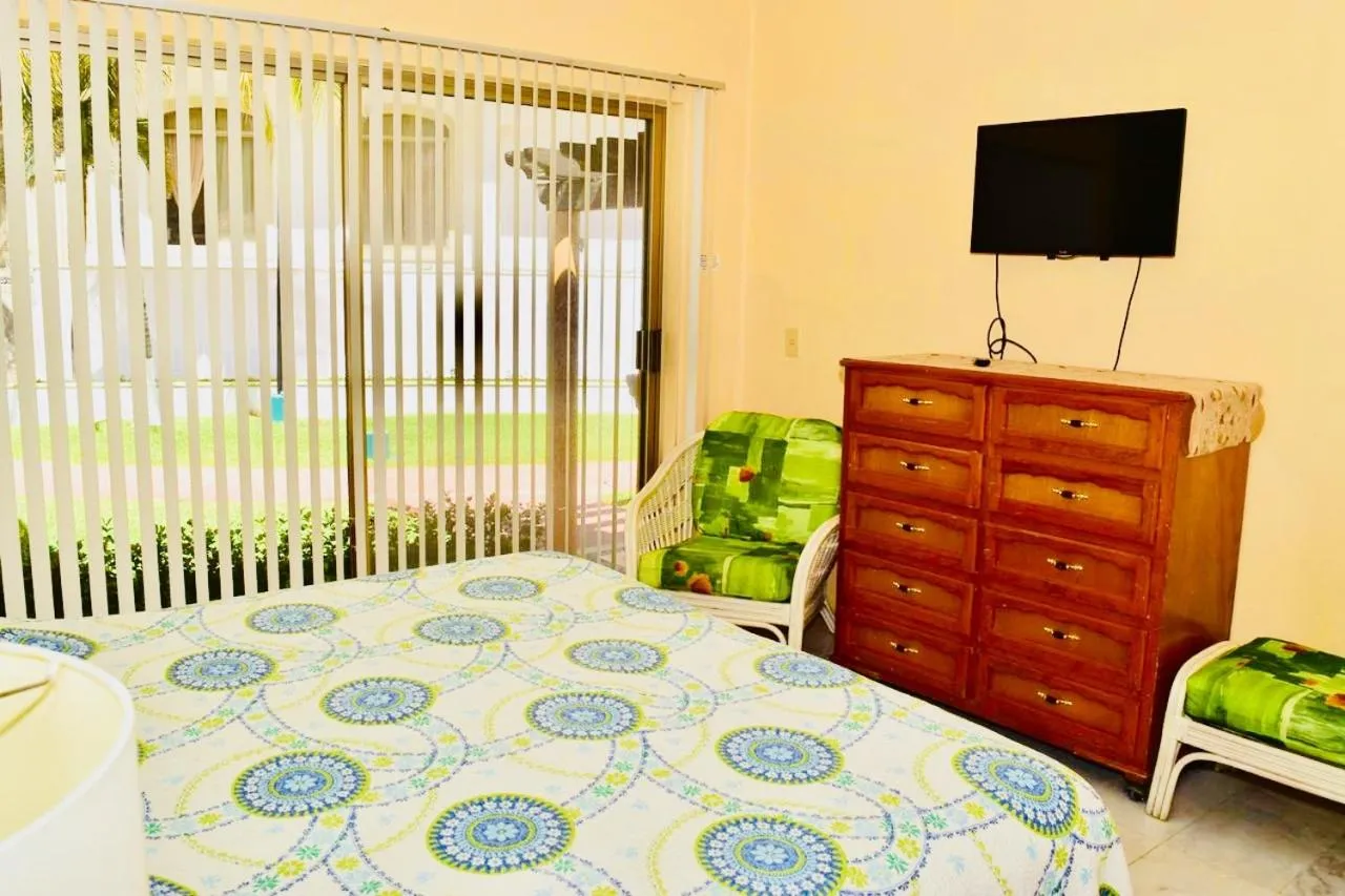 Photo of the whole room, Bed in HAB PTa B ÁREA DE VILLAS DENTRO DEL HOTEL Junto al Krystal EN IXTAPA WIFI 2A 1M Con playa