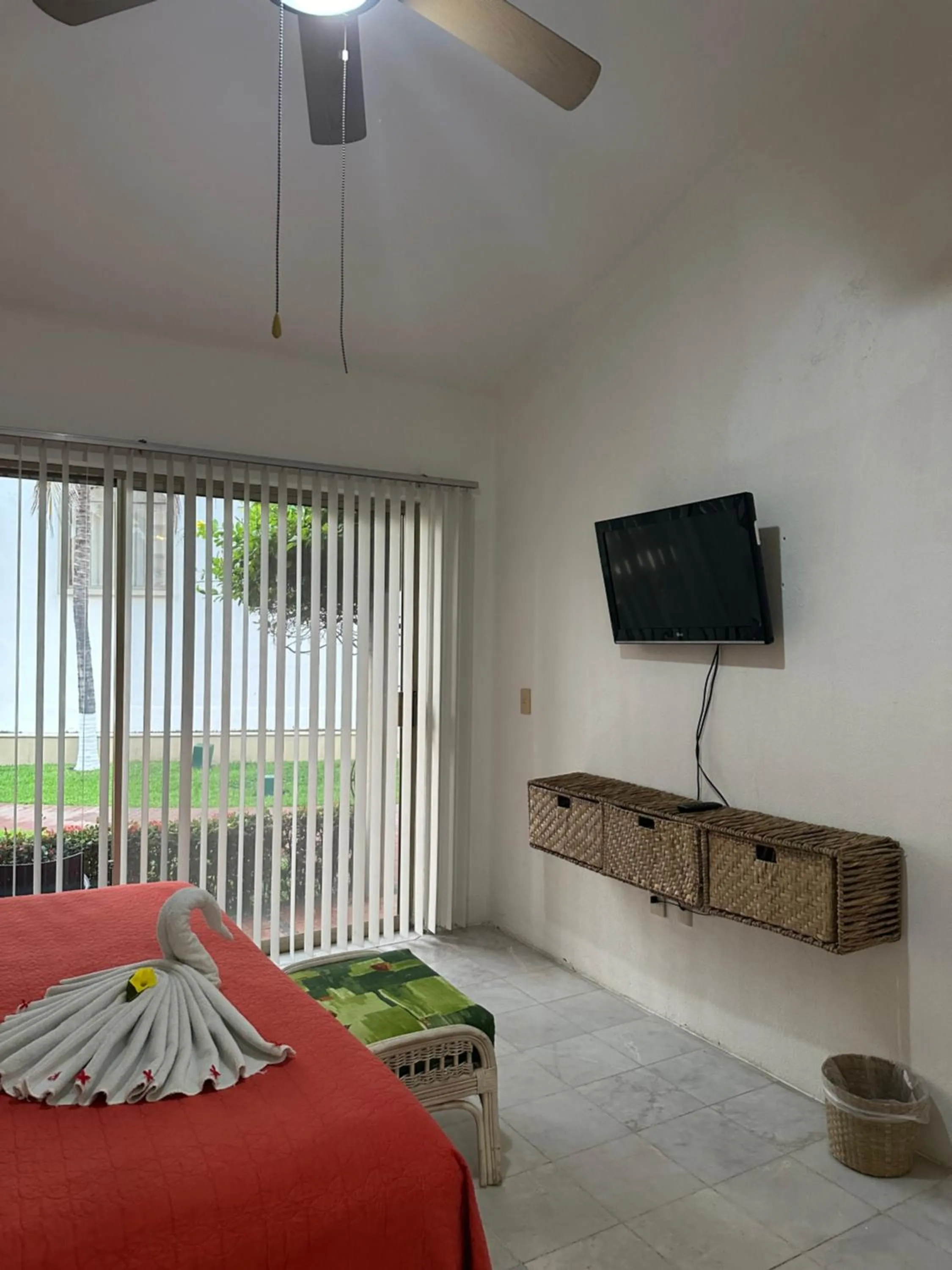 Bed in HAB PTa B ÁREA DE VILLAS DENTRO DEL HOTEL Junto al Krystal EN IXTAPA WIFI 2A 1M Con playa