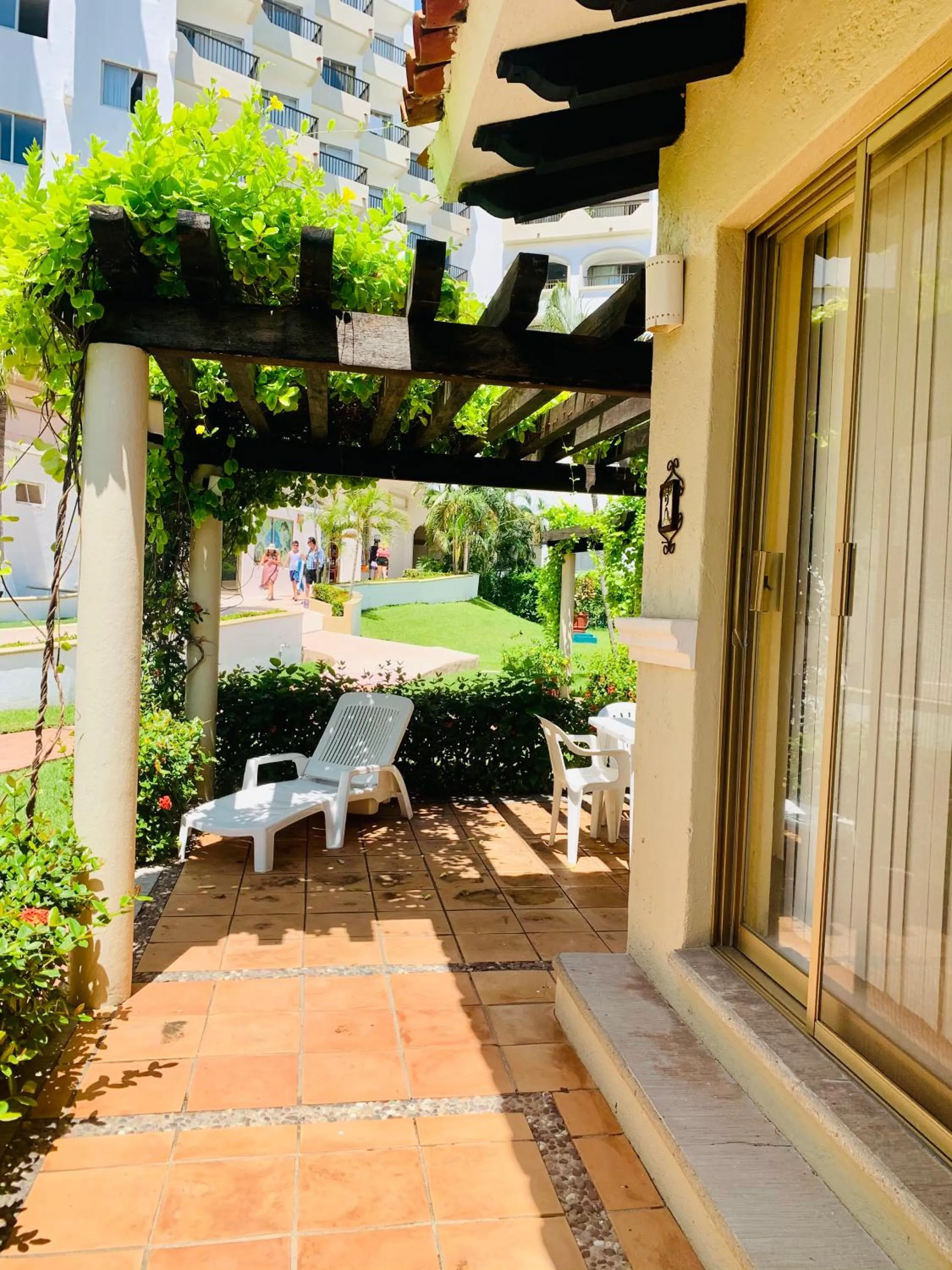 HAB PTa B ÁREA DE VILLAS DENTRO DEL HOTEL Junto al Krystal EN IXTAPA WIFI 2A 1M Con playa